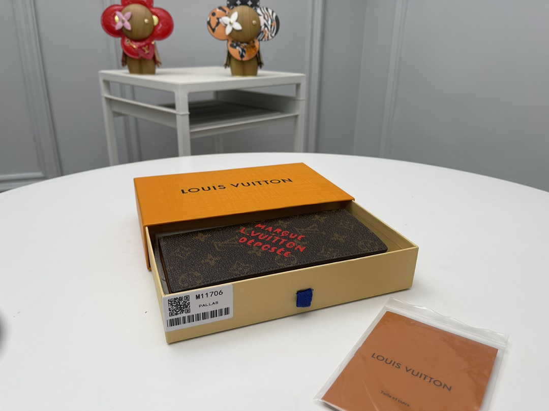 NO:671961,[Top Original] M11706 Suit Clip This Brazza Bag Clip is made from the Monogram Dust canvas launched by Pharrell Williams at the Autumn and Winter From Paris to Virginia themed fashion show. The Monogran pattern is now rendered with a 1-day effect, and the MarqueL.vuitton Deposee logo is written on the front. It is equipped with a card compartment, an inner compartment and a zippered coin pocket. Size: 10x19x2., LV wallet, Louis vuitton,wallets,business suit19860909【顶级原单】M11706西装夹本款 Brazza 袋夹取材 Pharrell Williams 在 秋冬 From Paris to Virginia 主題吋装秀上推出的 Monogram Dust 帆布,今Monogran图案呈现做1日效果,并为正面抒写MarqueL.vuitton Deposee 标识.设有卡片夹层、内隔层和拉链零钱袋.尺寸:10x19x2.,LV钱包,louis vuitton,wallets,business suit,欧美剧