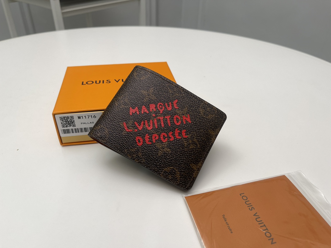 NO:671963,[Top original order] M11716 short clip Pharrell Williams embellishes the Multiple wallet with the beloved MarqueL.Vuitton Deposee logo, injecting vivid vitality into the retro Monogram elements. The card compartment, inner pocket, compartment and receipt compartment add functional considerations. Size: 11.5x9x1.5., LV wallet, louis vuitton, wallets19860909【顶级原单】M11716短夹PharrellWilliams本次以挚爱MarqueL.VuittonDeposee标识点缀Multiple钱夹,为复古Monogram元素注入鲜明活力.卡片夹层、内袋、隔层和票据夹层再添功能考量.尺寸:11.5x9x1.5.,LV钱包,louis vuitton,wallets,欧美剧