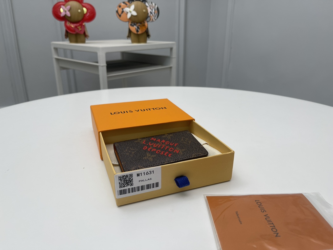 NO:671965,[Top Original Order] M11631 Wallet This pocket wallet is made of MonogramDust canvas, giving the Monogram pattern an elegant faded look, showing Pharrell Williams' new interpretation of classic elements. The retro MarqueL.vuittonDeposee logo is displayed on the front, once again paying tribute to the brand's long heritage. Size: 7.5x11.1x1., LV wallet, louis vuitton, wallets19860909【顶级原单】M11631钱夹本款口袋钱夹取材MonogramDust帆布,赋予Monogram图案优雅的褪色观感,展现PharrellWilliams对经典元素的焕新演绎.正面呈现复古MarqueL.vuittonDeposee标识,再度致意品牌悠远传承.尺寸:7.5x11.1x1.,LV钱包,louis vuitton,wallets,欧美剧