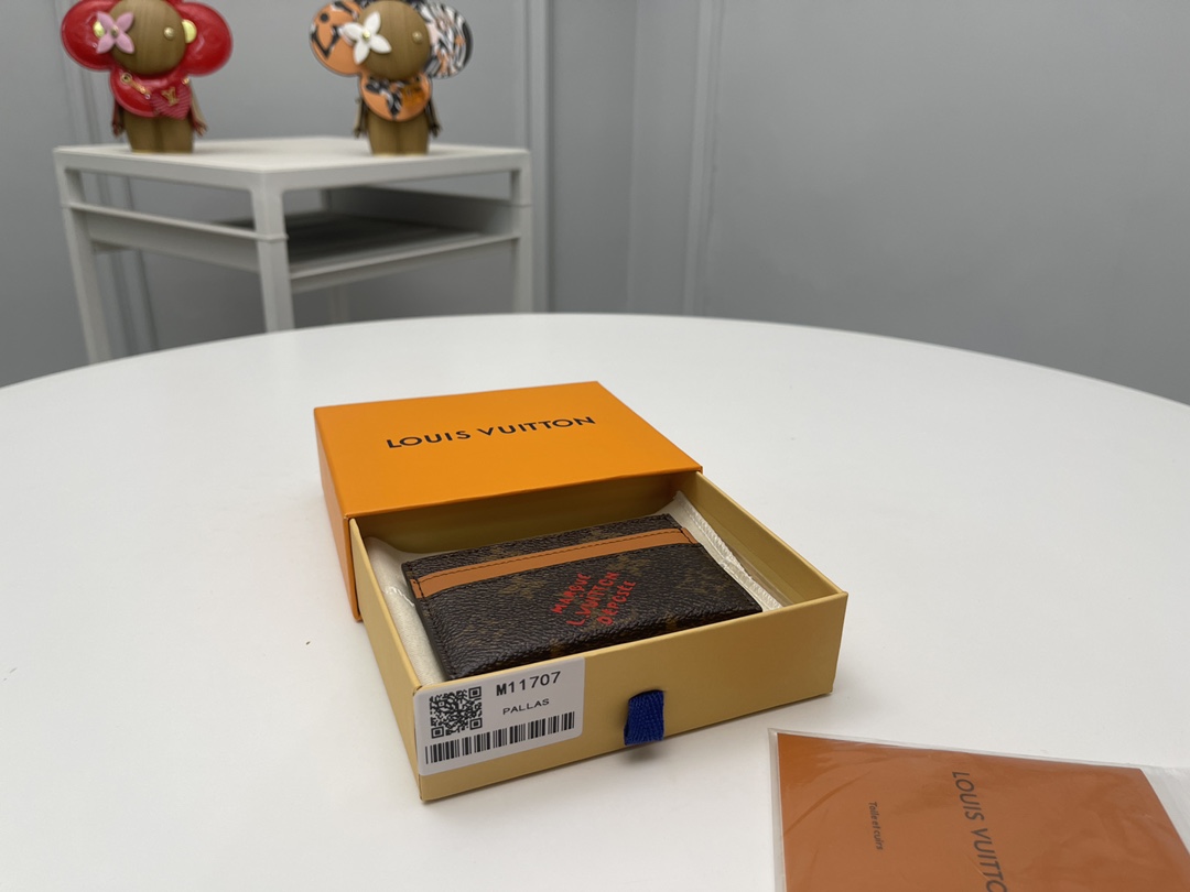 NO:671967,[Top Original] M11707 Card Case Single Grid Dust Canvas performs the 'Porto Carte Double' with a retro atmosphere. Use exclusive digital printing technology for Trump Louis (liar painting) style aging processing to complete a unique expression. The 'Marque L.Vuitton Déposée' print on the front desk is also attractive. Size: 11 x 7 x 1.5., LV wallet, louis vuitton, louis vuitton, wallets19860909【顶级原单】M11707卡包单格·尘埃画布演出复古气氛的“波尔图·卡尔特双重”.使用独家数码印刷技术进行特朗普路易（骗子画）风格的老化处理,完成独特的表情.前台的“Marque L.Vuitton Déposée”印花也具有魅力.尺寸:11 x 7 x 1.5.,LV钱包,louis vuitton,louis vuitton,wallets,欧美剧