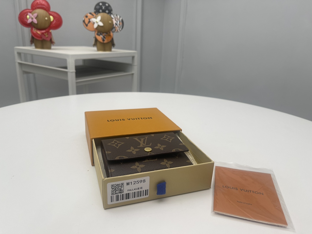 NO:672230,[Top Original Order] The M12598 presbyopic 'Victor Wallet' elegantly completes the practical item of carrying coins, cards, banknotes and receipts with a single writing canvas. After removing the button, you will see a banknote pocket, five slots to accommodate credit cards and tickets, and a zippered coin pocket. The size that fits any pocket is also attractive. Dimensions: 11.5 x 9 x 2.5..., LV wallet, louis vuitton, wallets19860909【顶级原单】M12598老花“维克多钱包”以单体写字画布优雅地完成了携带硬币、卡片、纸币和收据的实用物品.卸下按钮后,您将看到一个纸币口袋、五个插槽,可容纳信用卡和门票,以及一个带拉链的硬币口袋.适合任何口袋的大小也很吸引人.尺寸:11.5 x 9 x 2.5..,LV钱包,louis vuitton,wallets,欧美剧