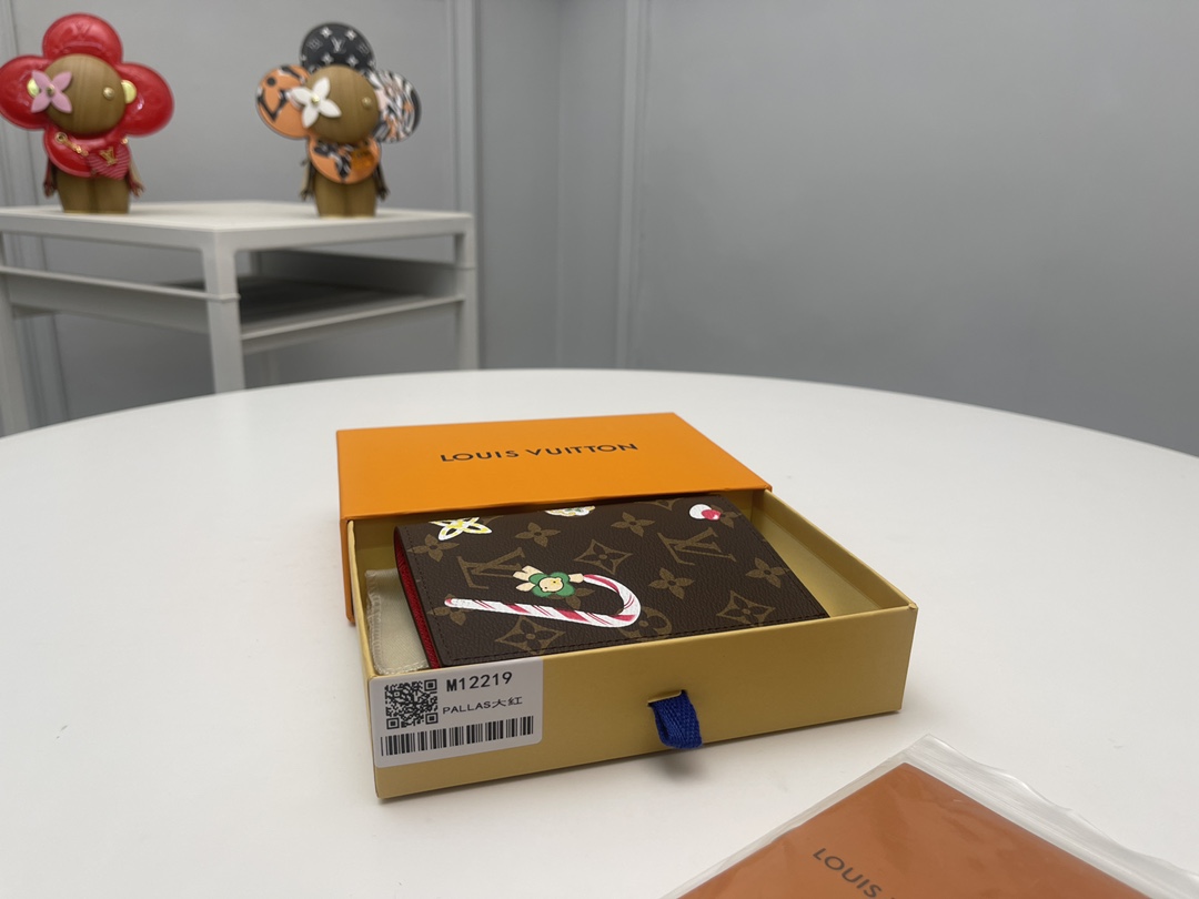 NO:671882,M12219 Passport 'Courvert Passport NM' from the 'Candy Factory' series features the estate's iconic mascot 'Vianna'. Stitched with a signed monolithic canvas, it is decorated with gorgeous illustrations of candy cakes and Christmas cookies surrounded by the iconic mascot. Lined in candy red leather, the car has an interesting design and comes with two flat pockets and card slots for organizing travel essentials. Dimensions: 10 x 14 x  2.5.18210.,LV wallet,louis vuitton,wallets19860909M12219护照“糖果工厂”系列的“护照封面库维尔特护照NM”,以庄园的标志性吉祥物“维安娜”.用签名的单体画布缝制,用标志性的吉祥物包围的糖果蛋糕和圣诞饼干等华丽的插图装饰.这款车采用糖果红色皮革内衬,具有有趣的设计,配有两个平口袋和卡插槽,可用于整理旅行必需品.尺寸:10 x 14 x 2.5.18210.,LV钱包,louis vuitton,wallets,欧美剧