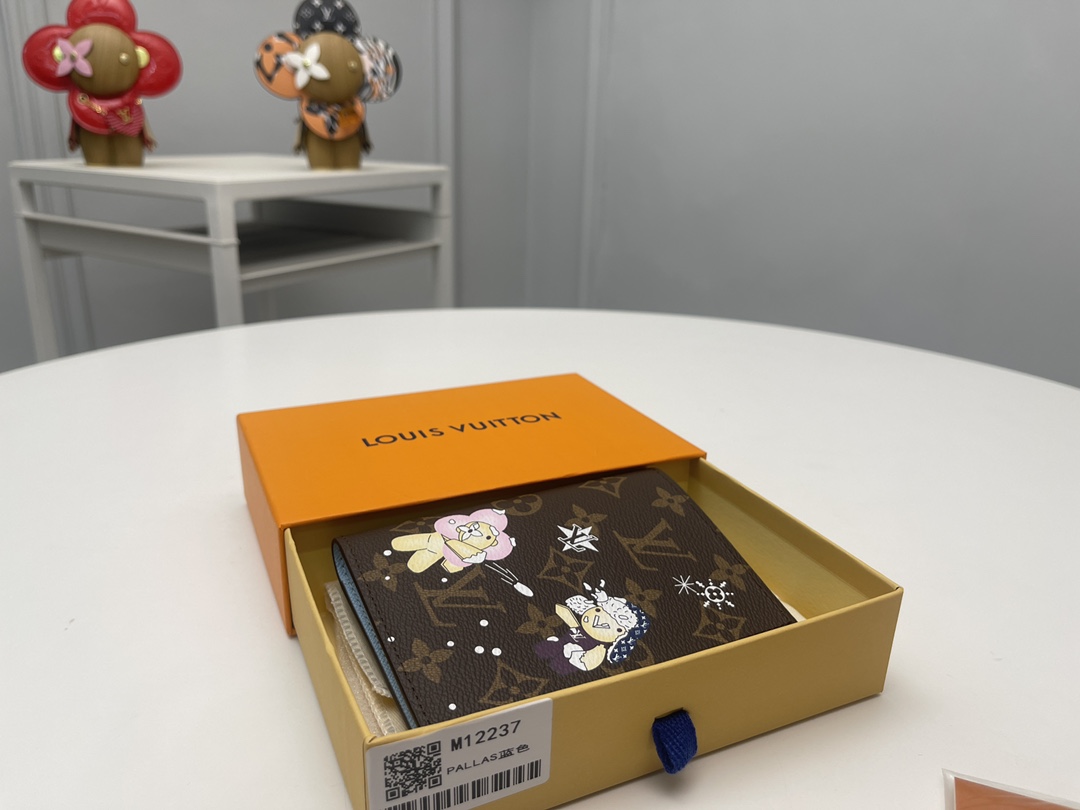 NO:671758,M12237 Passport 'Passport Cover Courverture Passport NM' from the 'Snow Show' series represented by the estate's iconic mascot 'Vianna'. Stitched with a signature monolithic canvas and featuring LV snowflakes and cute polar bear illustrations. Lined with Azul frost leather, the car has an interesting design and comes with two flat pockets and card slots for organizing travel essentials. Dimensions: 10 x 14 x 2.5., LV wallet, louis vuitton, wallets19860909M12237护照以庄园标志性吉祥物“维安娜”为代表的“雪秀”系列的“护照封面库维尔图尔护照NM”.用签名单体画布缝制,并配有LV雪花和可爱的北极熊插图.这款车采用阿祖尔霜色皮革内衬,具有有趣的设计,配有两个平口袋和卡槽,可用于整理旅行必需品.尺寸:10 x 14 x 2.5.,LV钱包,louis vuitton,wallets,欧美剧