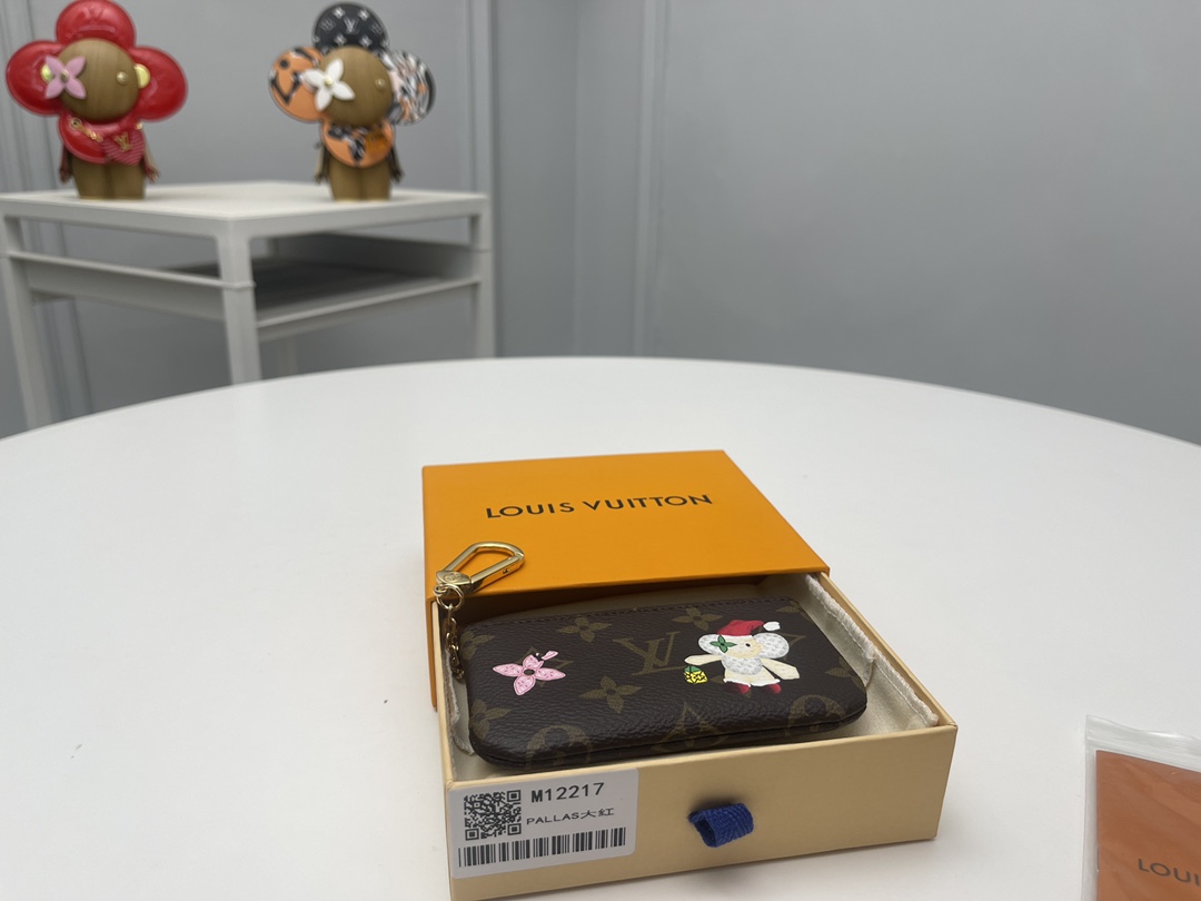 NO:671856,M12217 Coin Purse 'Card Key Box Pochet-Cré' debuting in the 'Candy Factory' collection. This is the perfect gift for 'Vivienne' collectors. Featuring illustrations of the iconic mascot paired with gorgeous costumes and delicious candies unique to the season. This compact model is made of signature monolithic canvas and accented with smooth gold-tone metal parts such as keychains and zippers. Dimensions: 12 x 7 x 1.5., LV wallets, louis vuitton, wallets19860909M12217零钱包“糖果工厂”系列中登场的“卡钥匙箱Pochet-Cré”.这是送给“Vivienne”收藏家的完美礼物.以搭配华丽服装的标志性吉祥物和本季特有的美味糖果的插图为特征.这款紧凑型模型由签名单体画布制成,并配以光滑的金色金属零件,如钥匙圈和拉链.尺寸:12 x 7 x 1.5.,LV钱包,louis vuitton,wallets,欧美剧