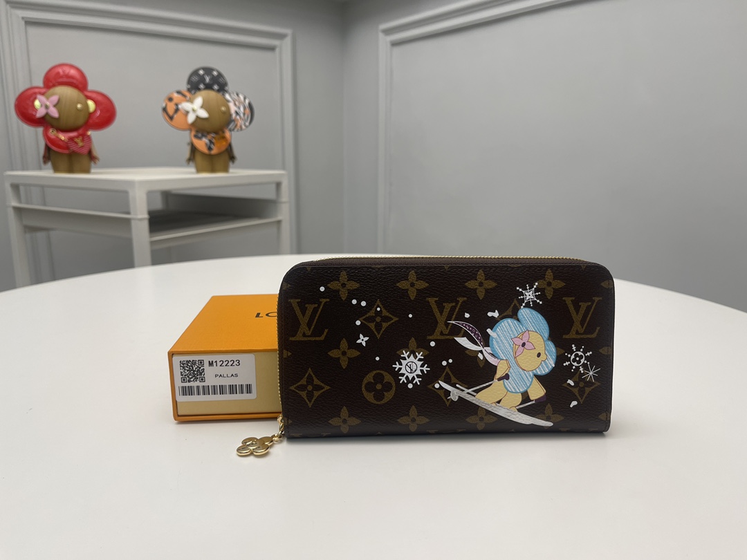 NO:671859,[Top original order] M12223 zipper bag is the perfect 'Jipti wallet' for the holiday season that debuts as part of the 'Snow Show' series. Louis Vuitton's mascot 'Vianna' is characterized by a pose enjoying skiing as LV snowflakes fall. Sewn with signature monolithic canvas and lined with Azul frost leather. Size: 19.5 x 10.5 x 2.5., LV wallet, louis vuitton, louis  vuitton,wallets19860909【顶级原单】M12223拉链包作为“雪秀”系列的一部分登场的假日季节的完美“吉普提钱包”.路易·维顿的吉祥物“维安娜”的特点是在LV雪花滑落时享受滑雪的姿势.用签名单体画布缝制,用阿祖尔霜色皮革衬里.尺寸:19.5 x 10.5 x 2.5.,LV钱包,louis vuitton,louis vuitton,wallets,欧美剧