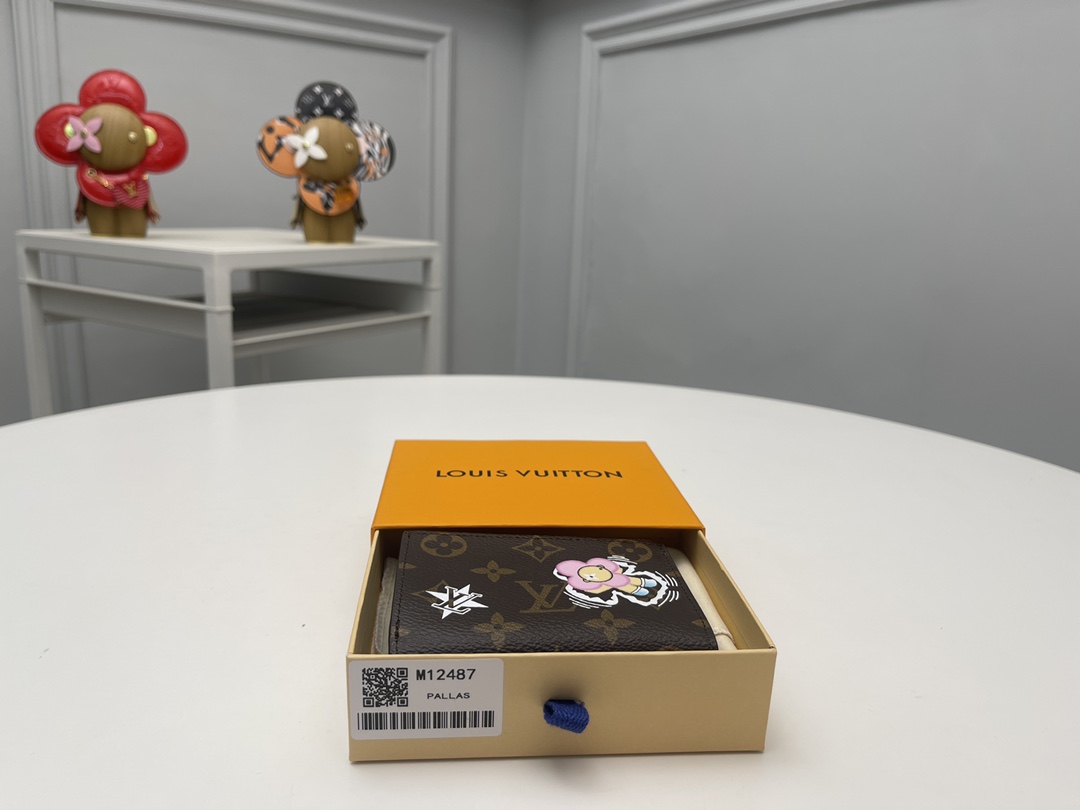 NO:671862,[Top original order] 'Portford Eliza' appearing in the 'Snow Show' series from M12487. Celebrating the holiday season with fun and colorful illustrations. Stitched with a signature monolithic canvas, accented with gold metal parts such as zippers that mimic the face of 'Vivienne'. Size: 9 x 11.5 x 1.5., LV wallet, louis vuitton, wallets19860909【顶级原单】M12487“雪秀”系列中登场的“波特福伊丽莎”.以充满乐趣的丰富多彩的插图赞美假日季节.用签名单体画布缝制,用模仿“Vivienne”面孔的拉链等金色金属部件来加重口音.尺寸:9 x 11.5 x 1.5.,LV钱包,louis vuitton,wallets,欧美剧