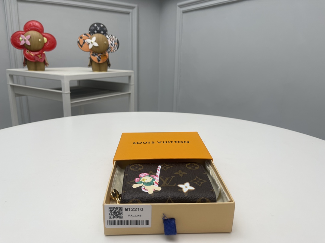 NO:671867,[Top Original Order] M12210 coin purse 'Gypsy Coin Perth' debuts as part of the 'Candy Factory' series. The iconic mascot 'Vivienne' is the perfect gift for the holiday season. The iconic monolithic canvas is decorated with various sweets and lined with bold candy red leather. Size: 11 x 8.5 x 2., LV wallet, louis vuitton, wallets19860909【顶级原单】M12210零钱包作为“糖果工厂”系列的一部分登场的“吉普赛币珀斯”.标志性的吉祥物“Vivienne”是假日季节的完美礼物.以各种甜点装饰了标志性的单体画布,并用大胆的糖果红色皮革衬里.尺寸:11 x 8.5 x 2.,LV钱包,louis vuitton,wallets,欧美剧