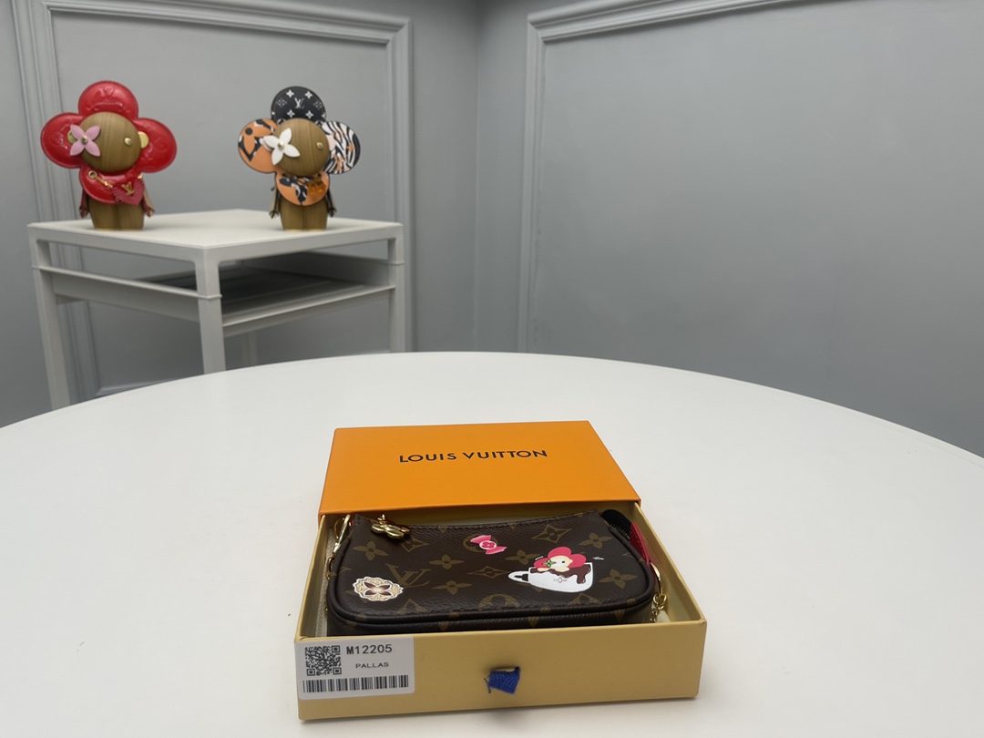 NO:671870,[Top original order] M12205 chain A 'mini pocket accessory' with a gorgeous impression that appeared as part of the 'Candy Factory' series. The figure of the iconic mascot 'Vivienne' with its face emerging from a cup of hot cocoa is scattered with cute illustrations. A bold candy red lining is painted on the signature monolithic canvas. The chain with a gold hook and the zipper that imitates the face of 'Vivienne' are also attractive. Size 15.5 x 10.5 x 4., LV wallet, louis  vuitton,wallets19860909【顶级原单】M12205链条作为“糖果工厂”系列的一部分登场的华丽印象的“迷你口袋配件”.从热可的杯子里露出脸的标志性吉祥物“Vivienne”的身影,散布着可爱的插图.在签名单体画布上涂上了大胆的糖果红色内衬.带有金色钩子的链条和模仿“Vivienne”面孔的拉链也是魅力所在.尺寸15.5 x 10.5 x 4.,LV钱包,louis vuitton,wallets,欧美剧