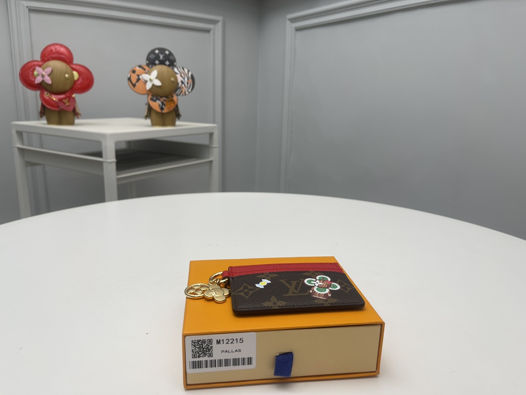 NO:671872,[Top Original Order] M12215 red with the iconic cute mascot 'Vivienne', the 'Porto Cult LV Charm' updated for the holiday season. The 'Candy Factory' collection features fun illustrations of Louis Verdon's mascot and desserts. Sewn with a signature monolithic canvas, the design is modeled after the face of 'Vivienne' and the charm of the monolithic flower. Dimensions: 10.2 x 7.3 x 0.3., LV wallet, louis  vuitton,louis vuitton,wallets19860909【顶级原单】M12215红带有标志性的可爱的吉祥物“Vivienne”,为假期季节更新的“Porto Cult LV Charm”.“糖果工厂”系列以路易·维顿的吉祥物和甜点的有趣插图为特色.用签名单体画布缝制,仿照“Vivienne”的脸和单体花朵的魅力完成设计.尺寸:10.2 x 7.3 x 0.3.,LV钱包,louis vuitton,louis vuitton,wallets,欧美剧