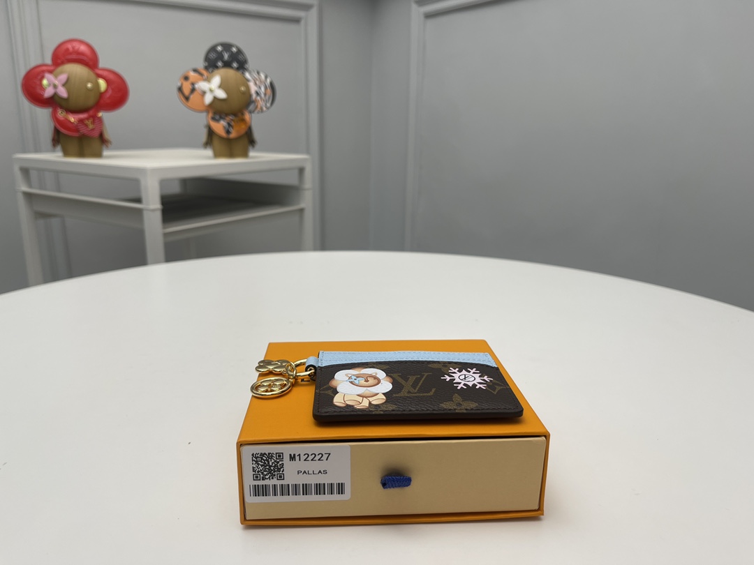 NO:671874,[Top Original Order] M12227 Blue is upgraded to the 'Potterkart LV Charm' of the 'Snow Show' series with a gorgeous atmosphere. The signature single canvas is trimmed with smooth leather and decorated with an illustration of the pet 'Petula' of the estate mascot 'Vivienne'. The compact style adds charm that imitates the face of 'Vivienne' and the single flower. Size: 10.2 x 7.3 x 0.3., LV wallet, louis vuitton, wallets19860909【顶级原单】M12227蓝升级为华丽氛围的“雪秀”系列的“波特卡尔特LV魅力”.用光滑的皮革修剪了签名的单体画布,并用庄园吉祥物“Vivienne”的宠物“佩图拉”的插图装饰.紧凑的风格加上了模仿“Vivienne”的脸和单体花的魅力.尺寸:10.2 x 7.3 x 0.3.,LV钱包,louis vuitton,wallets,欧美剧