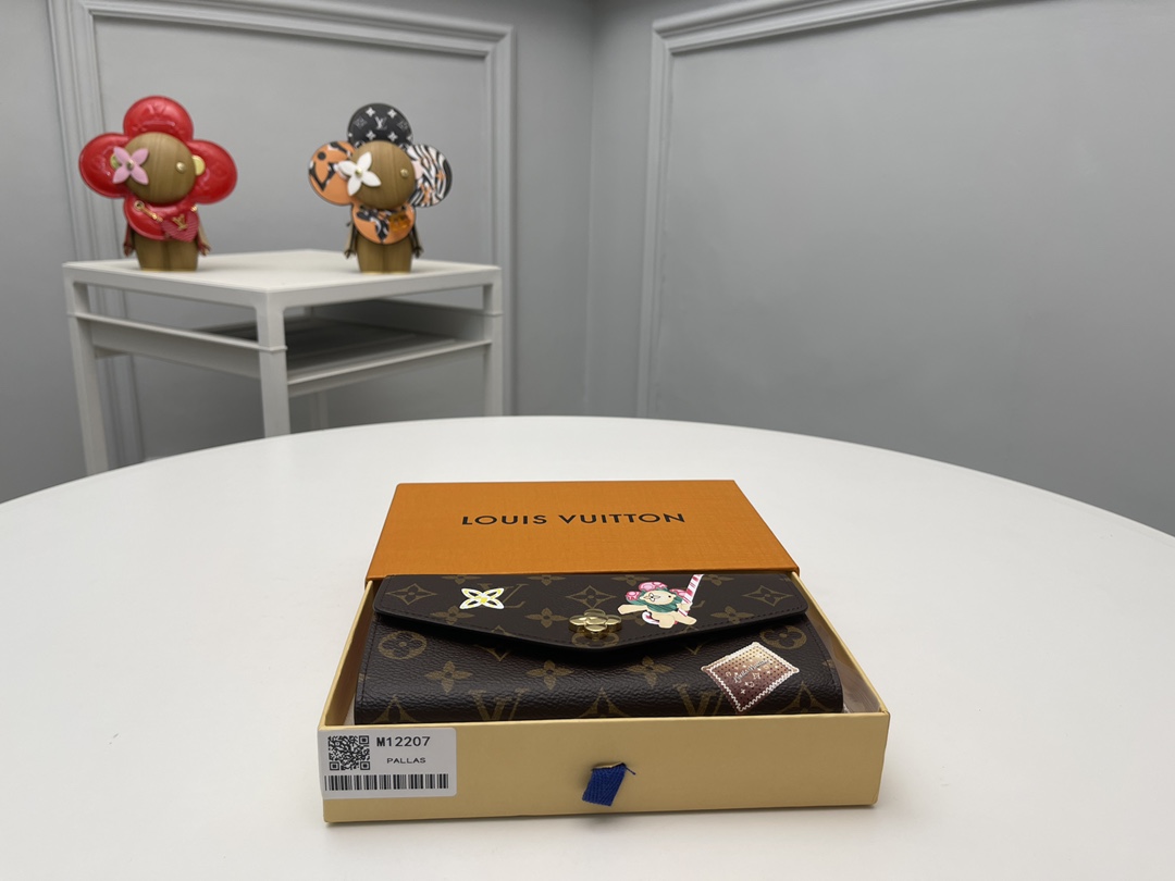 NO:671865,[Top Original Order] M12207 The fun-filled 'Portouille Sara NM' debuted as part of the 'Candy Factory' series. Updated with a festive atmosphere unique to this season. They decorated the signature single-frame canvas with various candies from hot cocoa to candied dried fruits, and decorated the iconic mascot 'Vivienne'. Size: 19 x 10.5 x 2., LV wallet, louis vuitton, wallets19860909【顶级原单】M12207作为“糖果工厂”系列的一部分登场的充满乐趣的“Portouille Sara NM”.以本赛季特有的节日气氛进行了更新.他们用从热可到糖果干果的各种糖果装饰了签名单格画布,并装饰了标志性的吉祥物“Vivienne”.尺寸:19 x 10.5 x 2.,LV钱包,louis vuitton,wallets,欧美剧