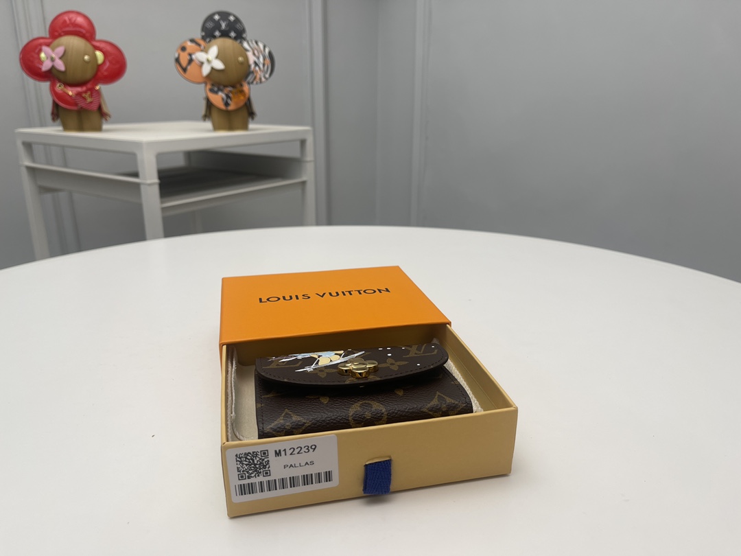 NO:671878,[Top original order] M12239 blue updated the fun-filled 'Snow Show' series 'Bordeaux Monero Sally' for the holiday season. Symbolizing the estate's mascot 'Vivienne' in the LV snowflakes, enjoying skiing with the cute polar bear. Using a signature monolithic canvas, the design is compact and has multiple pockets for coins, banknotes and cards. Size: 11 x 8 x 2.5., LV wallet, louis vuitton, wallets19860909【顶级原单】M12239蓝为假期季节更新的充满乐趣的“雪秀”系列“波尔多莫内罗萨利”.象征着庄园的吉祥物“Vivienne”在LV雪花飞舞中,与可爱的北极熊一起享受滑雪.采用签名单体画布,设计紧凑,设有多个可存放硬币、纸币和卡片的口袋.尺寸:11 x 8 x 2.5.,LV钱包,louis vuitton,wallets,欧美剧