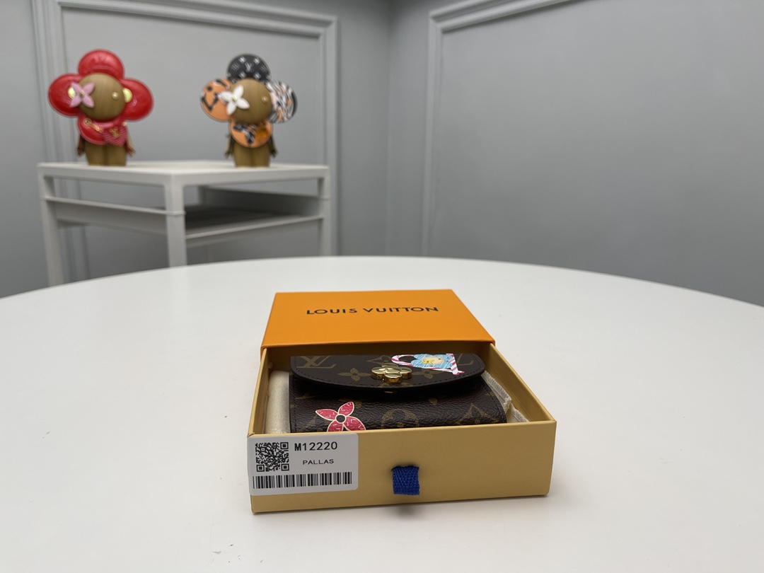 NO:671876,[Top original order] 'Bordeaux Monero Sally' appearing in the 'Candy Factory' series in M12220 red. It is an excellent gift for 'Vivian' fans. It is sewn with a signature monolithic canvas and decorated with this season's unique illustrations such as 'Vivienne' with heart-shaped candy trim. It has the charm of a compact design with multiple pockets that can store coins, banknotes, and cards. Size: 11 x 8 x 2.5., LV wallet, louis vuitton, wallets19860909【顶级原单】M12220红“糖果工厂”系列中登场的“波尔多莫内罗萨利”.是送给“维维安”迷的绝佳礼物.用签名单体画布缝制,用心形糖果饰边的“Vivienne”等本季特有的插图装饰.具有可收纳硬币、纸币、卡片的多个口袋的紧凑设计魅力.尺寸:11 x 8 x 2.5.,LV钱包,louis vuitton,wallets,欧美剧