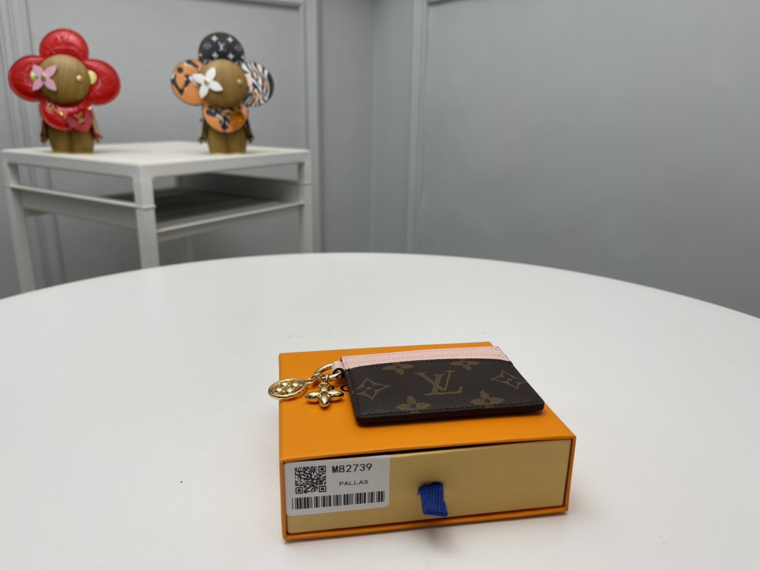 NO:671753,[Top original order] M82739 pink 'Porto Cult LV Charm' made of single canvas and cowhide is also a perfect choice for gifts. Comes with two golden single flower pattern charms. Size: 10.2 x 7.3 x 0.3., LV wallet, louis vuitton, wallets, cowhide19860909【顶级原单】M82739粉色用单体画布和牛皮做成的“Porto Cult LV Charm”也是礼物的完美选择.配有两个金色的单体花卉图案的魅力.尺寸:10.2 x 7.3 x 0.3.,LV钱包,louis vuitton,wallets,cowhide,欧美剧