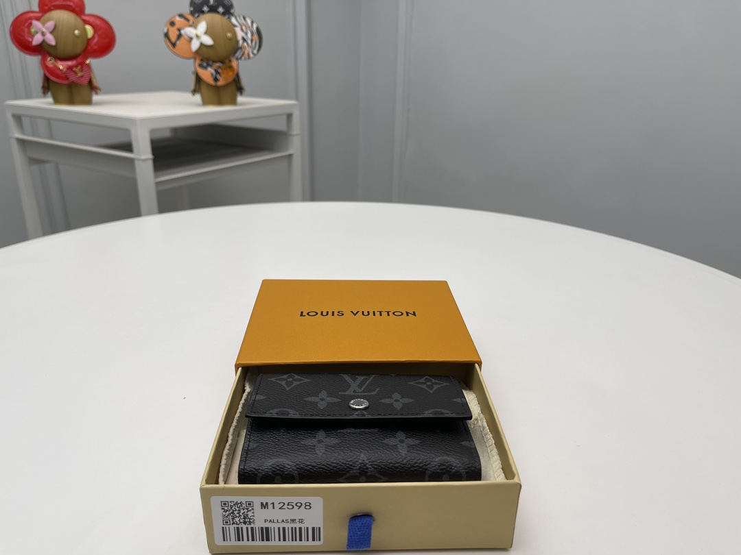 NO:672225,[Top original order] M12598 black flower 'Victor Wallet' elegantly completes practical items for carrying coins, cards, banknotes and receipts with a single writing canvas. Size: 11.5 x 9 x 2.5., LV wallet, louis vuitton, wallets19860909【顶级原单】M12598黑花“维克多钱包”以单体写字画布优雅地完成了携带硬币、卡片、纸币和收据的实用物品.尺寸:11.5 x 9 x 2.5.,LV钱包,louis vuitton,wallets,欧美剧