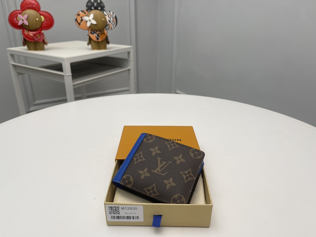 NO:672500,[Top original order] M12835 blue uses Monogram MacArthur canvas to create the classic design 'Portofoyle Multiple'. Added dyed cowhide leather trim on the back and lining to make it fashionable and updated. Size: 11.5 x 9 x 1.5 cm.., LV wallet, louis vuitton, cartier, wallets, cowhide19860909【顶级原单】M12835蓝以Monogram MacArthur帆布打造经典设计的“Portofoyle Multiple”.在背面和衬里上添加了染色的牛皮皮革修剪,使之时尚更新.尺寸:11.5 x 9 x 1.5厘米..,LV钱包,louis vuitton,cartier,wallets,cowhide,欧美剧