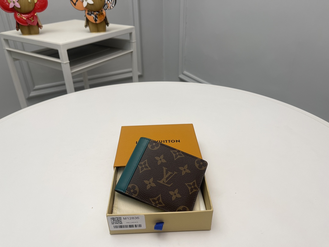 NO:672499,[Top original order] M12836 green uses Monogram MacArthur canvas to create the classic design 'Portofoyle Multiple'. Dyed cowhide leather trim is added to the back and lining to make it fashionable and updated. Size: 11.5 x 9 x 1.5 cm.., LV wallet, louis vuitton, cartier, wallets, cowhide19860909【顶级原单】M12836绿以Monogram MacArthur帆布打造经典设计的“Portofoyle Multiple”.在背面和衬里上添加了染色的牛皮皮革修剪,使之时尚更新.尺寸:11.5 x 9 x 1.5厘米..,LV钱包,louis vuitton,cartier,wallets,cowhide,欧美剧