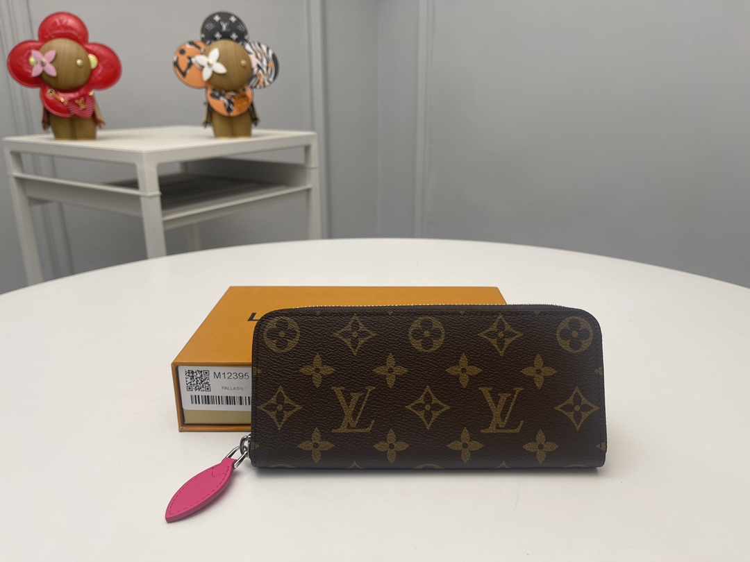 NO:672844,[Top original order] M12395 Rose Red Color Mania's new 'Portofoyle Clemens' that blends tradition and creativity. The elegant design is equipped with various pockets, compartments and card slots, perfect for storing valuables, and is decorated with bold and fresh colors. The exquisite style with silver metal parts on the signature monolithic canvas is full of charm. Dimensions: 20 x 9 x 2 cm., LV wallet, louis vuitton, wallets19860909【顶级原单】M12395玫红Color Mania”系列中新登场的融合了传统和创造力的“Portofoyle Clemens”.优雅的设计,配有各种口袋、隔间和卡槽,非常适合存放贵重物品,并以大胆而清新的色彩进行装饰.在签名单体画布上配以银色金属零件的精致风格魅力十足.尺寸:20 x 9 x 2厘米.,LV钱包,louis vuitton,wallets,欧美剧