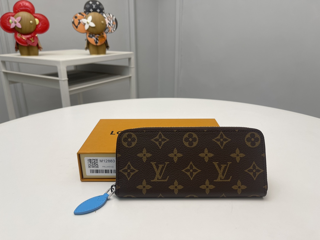 NO:672841,[Top original order] M12883 Blue Color Mania's new 'Portofoyle Clemens' that blends tradition and creativity. The elegant design is equipped with various pockets, compartments and card slots, perfect for storing valuables, and is decorated with bold and fresh colors. The refined style with silver metal parts on the signature monolithic canvas is full of charm. Dimensions: 20 x 9 x 2 cm., LV wallet, louis vuitton, wallets19860909【顶级原单】M12883蓝Color Mania”系列中新登场的融合了传统和创造力的“Portofoyle Clemens”.优雅的设计,配有各种口袋、隔间和卡槽,非常适合存放贵重物品,并以大胆而清新的色彩进行装饰.在签名单体画布上配以银色金属零件的精致风格魅力十足.尺寸:20 x 9 x 2厘米.,LV钱包,louis vuitton,wallets,欧美剧