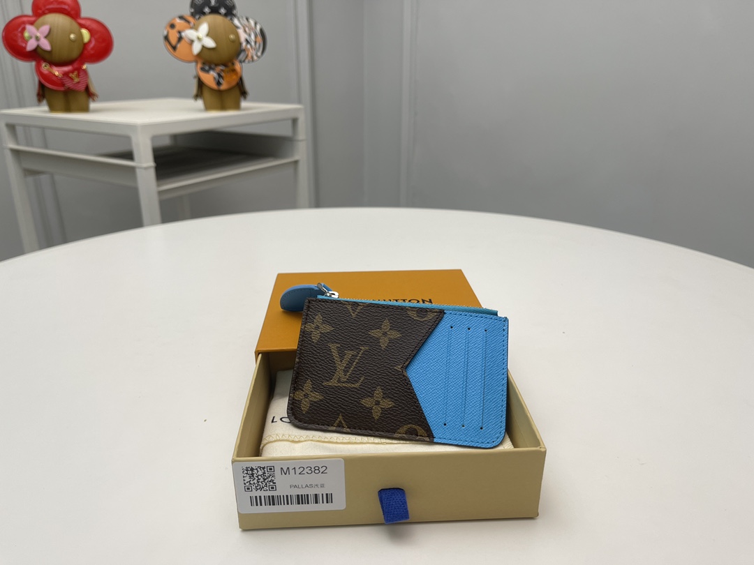 NO:672834,[Top Original Order] 12382 Blue, as a new work in the 'Color Mania' series, has been vividly updated with the 'Porto Cult Romy' consistent with this season. Inspired by Louis Vuitton's archives, he sewed it with a signature monolithic canvas and inserted three card slots on the contrasting leather lining. Dimensions: 12 x 8 x 0.8 cm., LV wallet, louis vuitton, louis vuitton, wallets19860909【顶级原单】12382蓝作为“Color Mania”系列的新作品,与本季相符的“Porto Cult Romy”进行了生动更新.灵感来自Louis Vuitton的档案,他用签名单体画布缝制,并在对比色皮革衬里上插了三个卡槽.尺寸:12 x 8 x 0.8厘米.,LV钱包,louis vuitton,louis vuitton,wallets,欧美剧