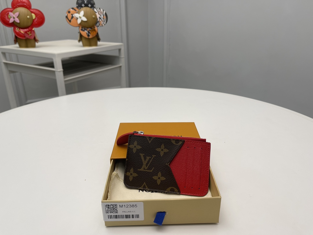 NO:672839,[Top original order] 12385 Red, as a new work in the 'Color Mania' series, has been vividly updated with the 'Porto Cult Romy' consistent with this season. Inspired by Louis Vuitton's archives, he sewed it with a signature monolithic canvas and inserted three card slots on the contrasting leather lining. Dimensions: 12 x 8 x 0.8 cm., LV wallet, louis vuitton, louis vuitton, wallets19860909【顶级原单】12385红作为“Color Mania”系列的新作品,与本季相符的“Porto Cult Romy”进行了生动更新.灵感来自Louis Vuitton的档案,他用签名单体画布缝制,并在对比色皮革衬里上插了三个卡槽.尺寸:12 x 8 x 0.8厘米.,LV钱包,louis vuitton,louis vuitton,wallets,欧美剧