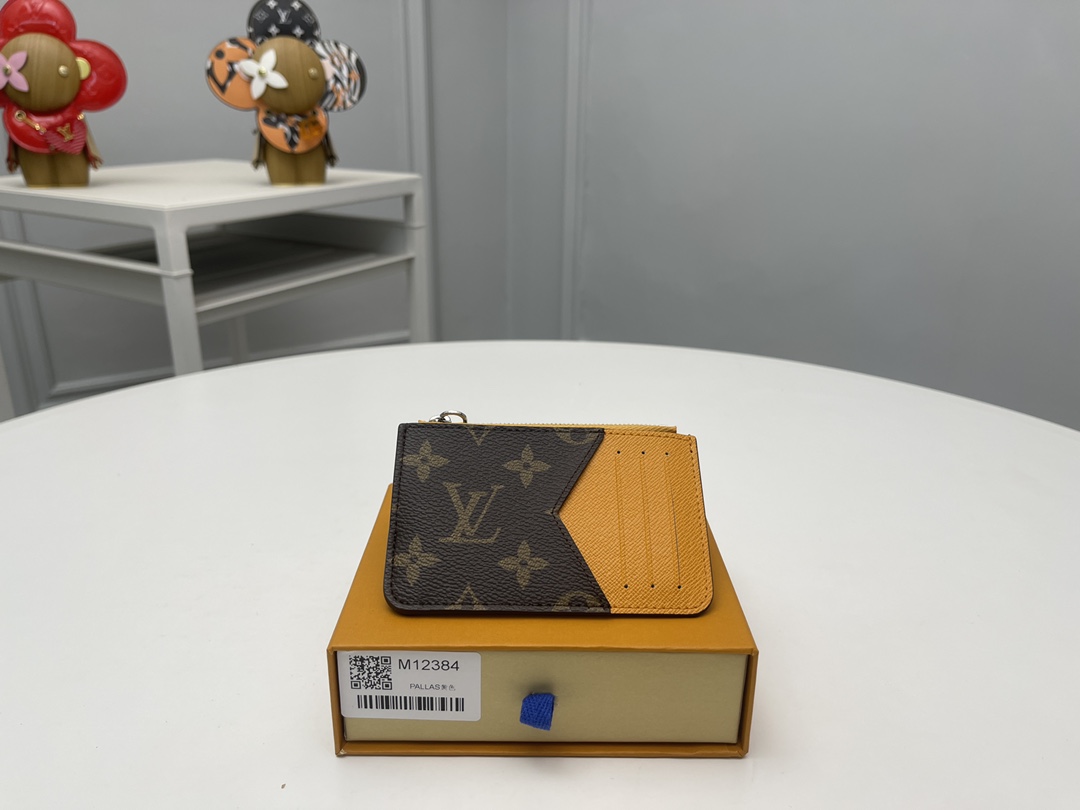 NO:672835,[Top original order] 12384 Yellow, as a new work in the 'Color Mania' series, has been vividly updated in line with this season's 'Porto Cult Romy'. Inspired by Louis Vuitton's archives, he sewed it with a signature monolithic canvas and inserted three card slots on the contrasting leather lining. Dimensions: 12 x 8 x 0.8 cm., LV wallet, louis vuitton, louis vuitton, wallets19860909【顶级原单】12384黄作为“Color Mania”系列的新作品,与本季相符的“Porto Cult Romy”进行了生动更新.灵感来自Louis Vuitton的档案,他用签名单体画布缝制,并在对比色皮革衬里上插了三个卡槽.尺寸:12 x 8 x 0.8厘米.,LV钱包,louis vuitton,louis vuitton,wallets,欧美剧