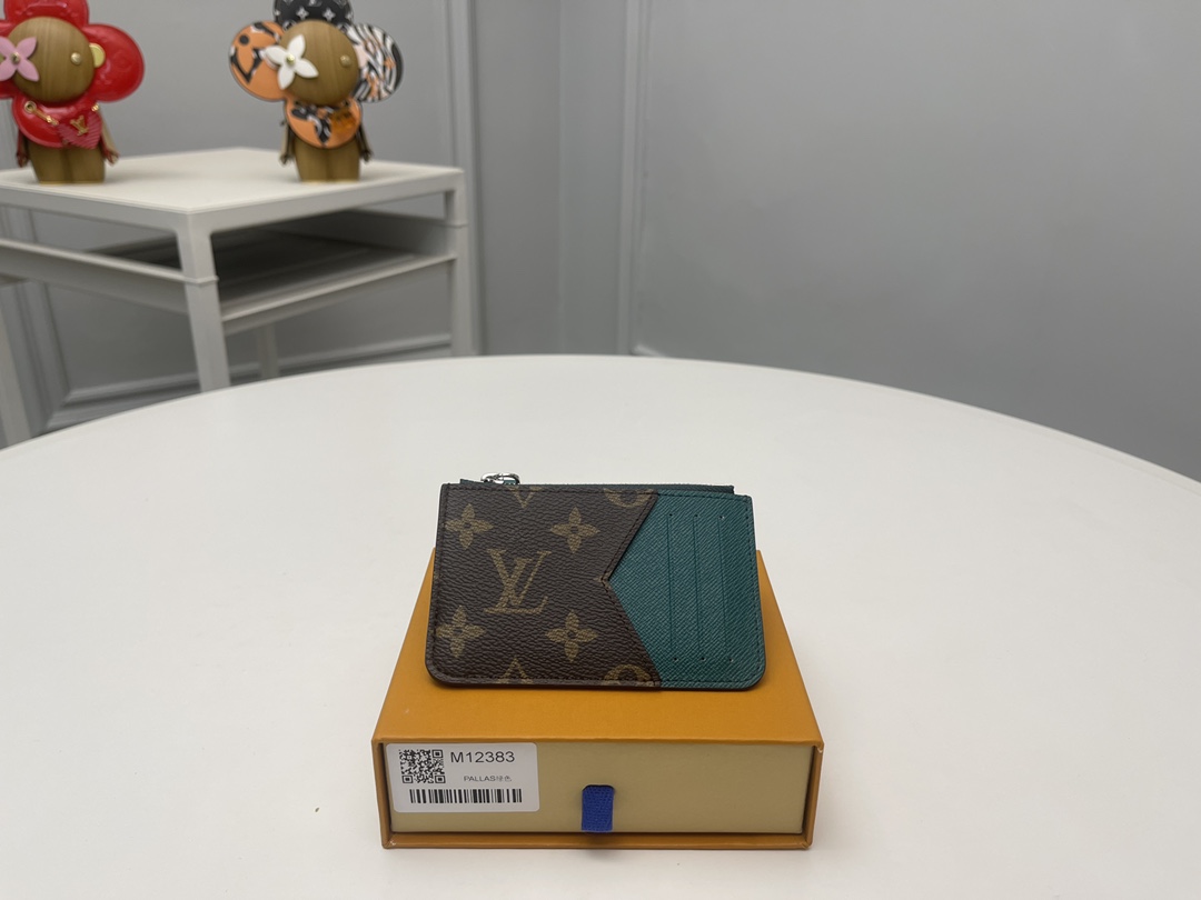 NO:672832,[Top original order] 12383 Green, as a new work in the 'Color Mania' series, has been vividly updated in line with this season's 'Porto Cult Romy'. Inspired by Louis Vuitton's archives, he sewed it with a signature monolithic canvas and inserted three card slots on the contrasting leather lining. Dimensions: 12 x 8 x 0.8 cm., LV wallet, louis vuitton, louis vuitton, wallets19860909【顶级原单】12383绿作为“Color Mania”系列的新作品,与本季相符的“Porto Cult Romy”进行了生动更新.灵感来自Louis Vuitton的档案,他用签名单体画布缝制,并在对比色皮革衬里上插了三个卡槽.尺寸:12 x 8 x 0.8厘米.,LV钱包,louis vuitton,louis vuitton,wallets,欧美剧