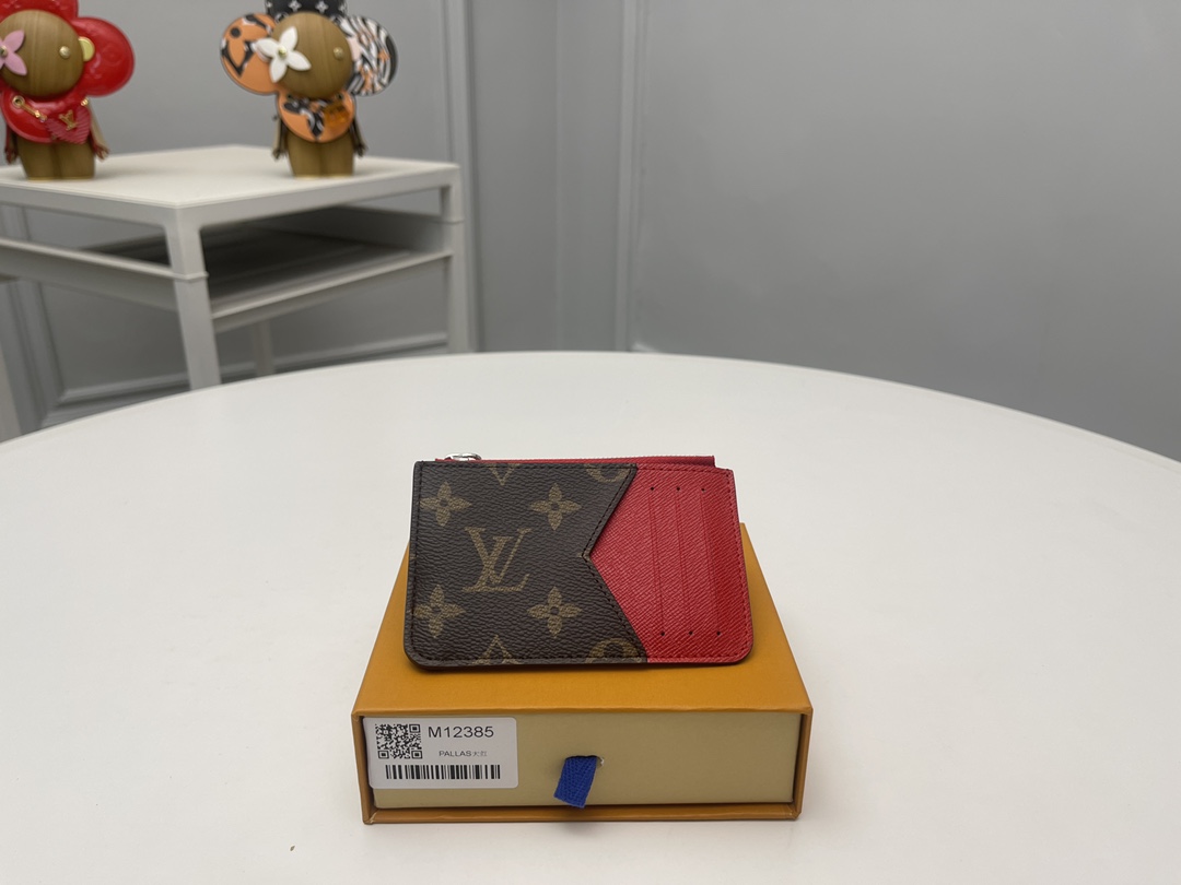 NO:672830,[Top original order] 12385 Red, as a new work in the 'Color Mania' series, has been vividly updated with the 'Porto Cult Romy' consistent with this season. Inspired by Louis Vuitton's archives, he sewed it with a signature monolithic canvas and inserted three card slots on the contrasting leather lining. Dimensions: 12 x 8 x 0.8 cm., LV wallet, louis vuitton, louis vuitton, wallets19860909【顶级原单】12385红作为“Color Mania”系列的新作品,与本季相符的“Porto Cult Romy”进行了生动更新.灵感来自Louis Vuitton的档案,他用签名单体画布缝制,并在对比色皮革衬里上插了三个卡槽.尺寸:12 x 8 x 0.8厘米.,LV钱包,louis vuitton,louis vuitton,wallets,欧美剧