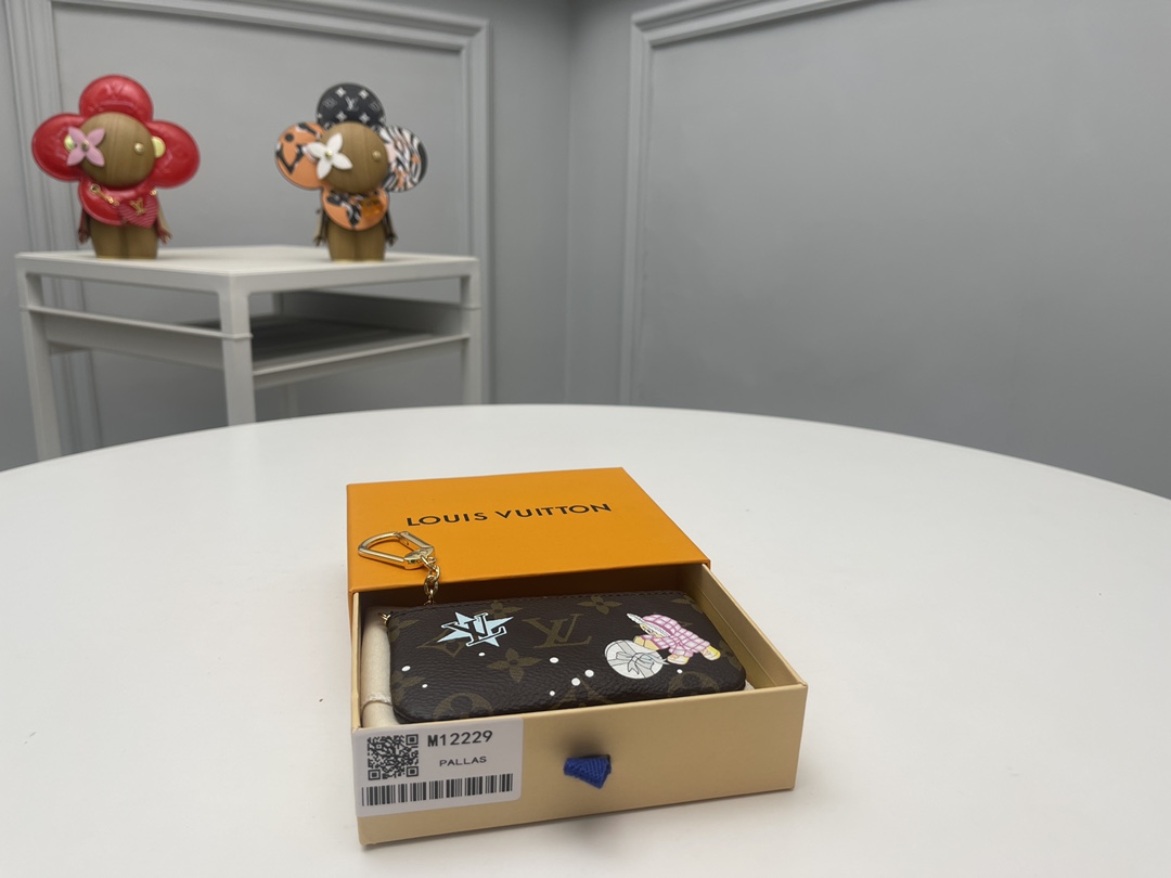 NO:671855,[Top Original Order] M12229 Coin Purse 'Pochett Cray' is the perfect gift for the 'Vivian' collector. The iconic mascot happily poses as a snowball, with an illustration of a polar bear painted on the back. Stitched with a signature monolithic canvas, gold glossy metal parts like keychains and zippers add embellishments. Dimensions: 12 x 7 x 1.5, LV wallets, louis vuitton, wallets19860909【顶级原单】M12229零钱包“波切特·克雷”是送给“维维安”收藏家的完美礼物.标志性的吉祥物愉快地按雪球的样子,背面绘有北极熊的插图.用签名单体画布缝制,金光滑的金属零件,如钥匙圈和拉链,增添了点缀.尺寸:12 x 7 x 1.5,LV钱包,louis vuitton,wallets,欧美剧