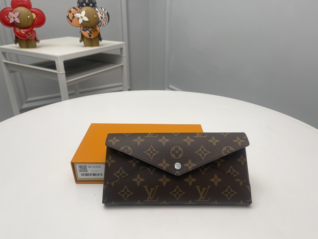 NO:672827,[Top original order] M12358 yellow Kirigami Organizer wallet is named after the Japanese paper-cut art. Monogram coated canvas creates a smooth structure, and the grain leather lining adds bright colors. It has a detachable zipper bag and a card laminated patch pocket for convenient storage of important documents. Size 23×11×2cm., LV wallet, louis vuitton, wallets19860909【顶级原单】M12358黄Kirigami Organizer 钱夹以日本剪纸艺术命名.Monogram 涂层帆布塑造流畅构型,粒面皮革内衬再添明丽色彩.设有可拆卸拉链袋和卡片夹层贴袋,方便存放重要文件.尺寸23×11×2cm.,LV钱包,louis vuitton,wallets,欧美剧