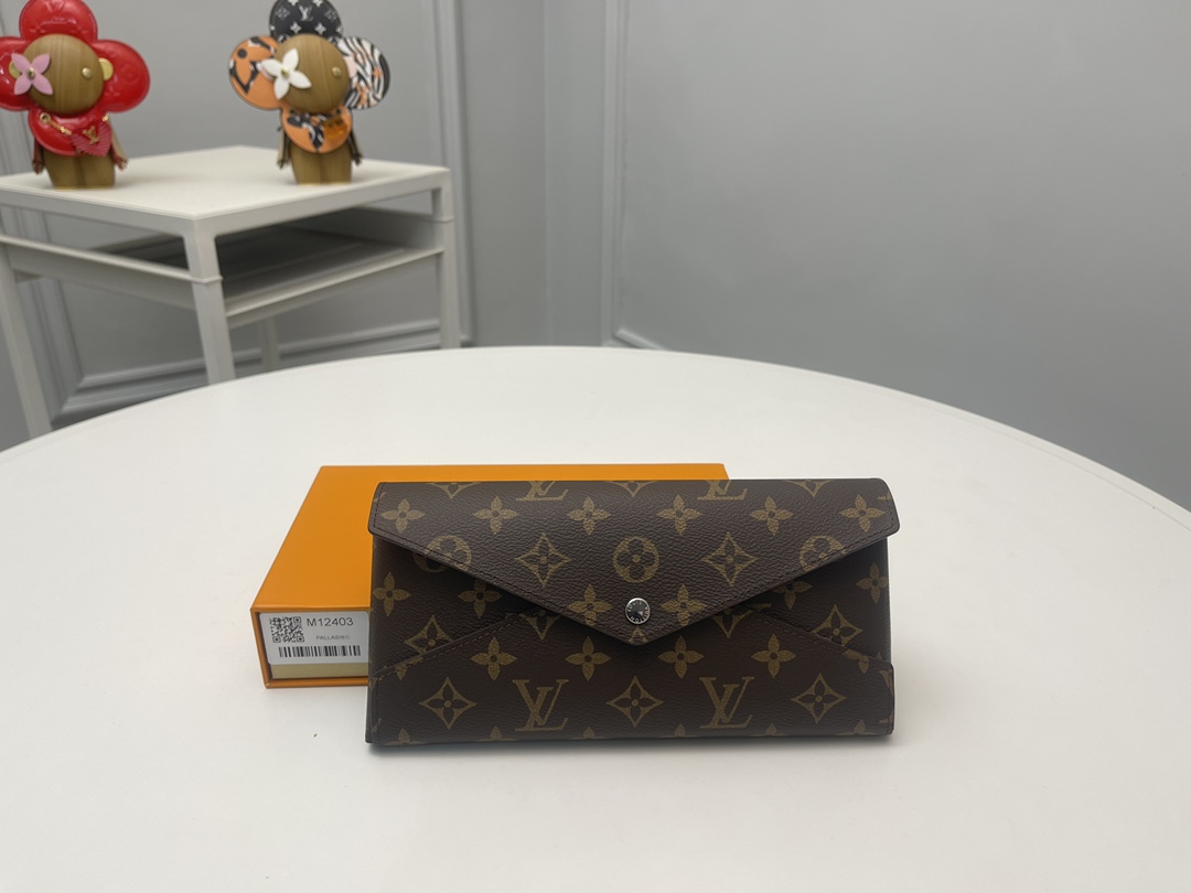 NO:672825,[Top original order] M12403 rose red Kirigami Organizer wallet is named after the Japanese art of paper-cutting. Monogram coated canvas creates a smooth structure, and the grain leather lining adds bright colors. It has a detachable zipper bag and a card laminated patch pocket for convenient storage of important documents. Size 23×11×2cm., LV wallet, louis vuitton, wallets19860909【顶级原单】M12403玫红Kirigami Organizer 钱夹以日本剪纸艺术命名.Monogram 涂层帆布塑造流畅构型,粒面皮革内衬再添明丽色彩.设有可拆卸拉链袋和卡片夹层贴袋,方便存放重要文件.尺寸23×11×2cm.,LV钱包,louis vuitton,wallets,欧美剧