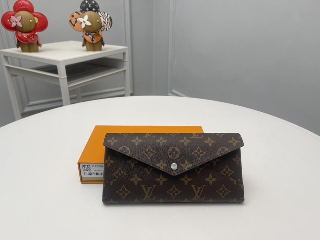 NO:672818,[Top original order] M12360 Purple Red Kirigami Organizer Wallet is named after the Japanese art of paper-cutting. Monogram coated canvas creates a smooth structure, and the grain leather lining adds bright colors. It has a detachable zipper bag and a card slot patch pocket for convenient storage of important documents. Size 23×11×2cm., LV wallet, louis vuitton, wallets19860909【顶级原单】M12360紫红Kirigami Organizer 钱夹以日本剪纸艺术命名.Monogram 涂层帆布塑造流畅构型,粒面皮革内衬再添明丽色彩.设有可拆卸拉链袋和卡片夹层贴袋,方便存放重要文件.尺寸23×11×2cm.,LV钱包,louis vuitton,wallets,欧美剧