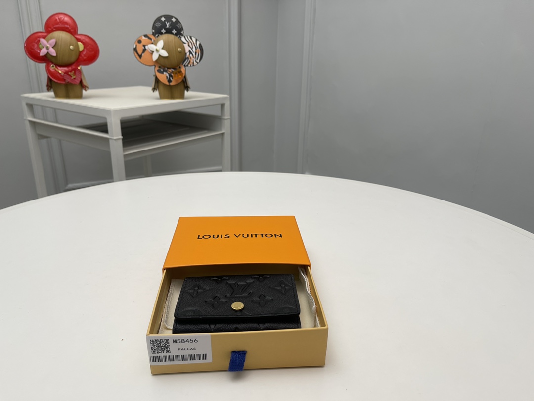 NO:672223,[Top original order] M58456 embossed business card holder is made of Monogram Empreinte leather, embossed with the iconic Monogram pattern, slim and compact. The flip cover is decorated with Louis Vuitton inscribed snaps, with an accordion compartment and a card compartment underneath. Exquisite and fashionable, a great choice for gifts. Size 10.5×8cm., LV wallet, louis vuitton, louis vuitton, wallets19860909【顶级原单】M58456压花本款名片夹取材 Monogram Empreinte 皮革,压印标志性 Monogram 图案,纤薄小巧.翻盖饰有路易威登铭纹按扣,下设风琴隔层和卡片夹层.精致时尚,成就赠礼佳选.尺寸10.5×8cm.,LV钱包,louis vuitton,louis vuitton,wallets,欧美剧