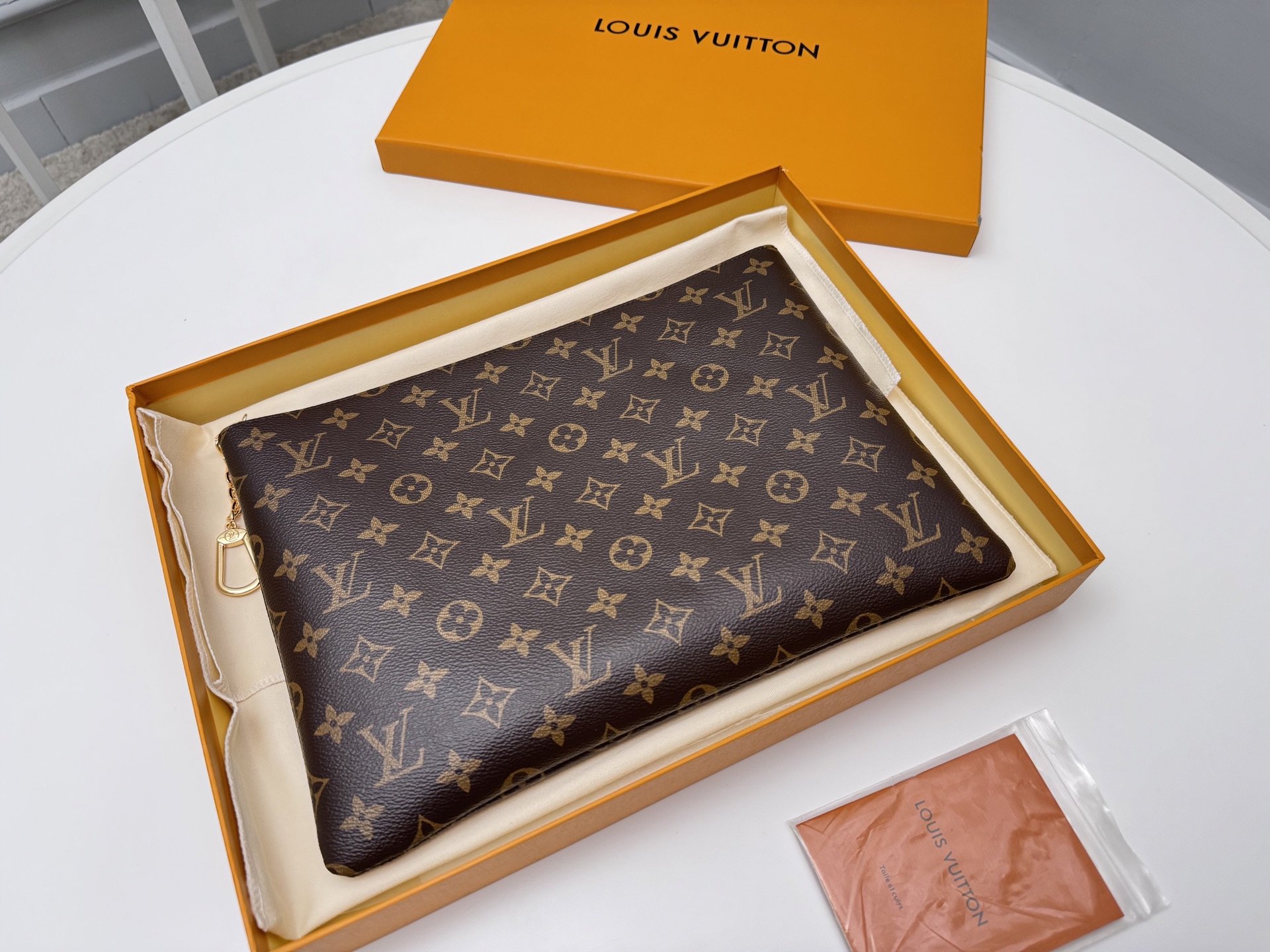 NO:671744,【Top Original Order】M13561 Keep precious documents neatly stored in the new Pochette Clés L, a modern addition to the brand's historic collection launched in the 80s. This elegant and stylish design is made of iconic Monogram coated canvas with classic gold hardware. In addition to documents, it is sized to fit a tablet and can be carried by hand or stored neatly in a larger bag or luggage. Dimensions: 33x24x1., LV wallet, louis  vuitton,wallets19860909【顶级原单】M13561将珍贵的文件整齐地放在新的Pochette Clés L中,这是该品牌80年代推出的历史收藏的现代补充.这款优雅而时尚的设计采用标志性的Monogram涂层帆布制成,配以经典的金色五金件.除了文件外,它的大小适合平板电脑,可以用手携带,也可以整齐地存放在较大的包或行李箱中.尺寸:33x24x1.,LV钱包,louis vuitton,wallets,欧美剧