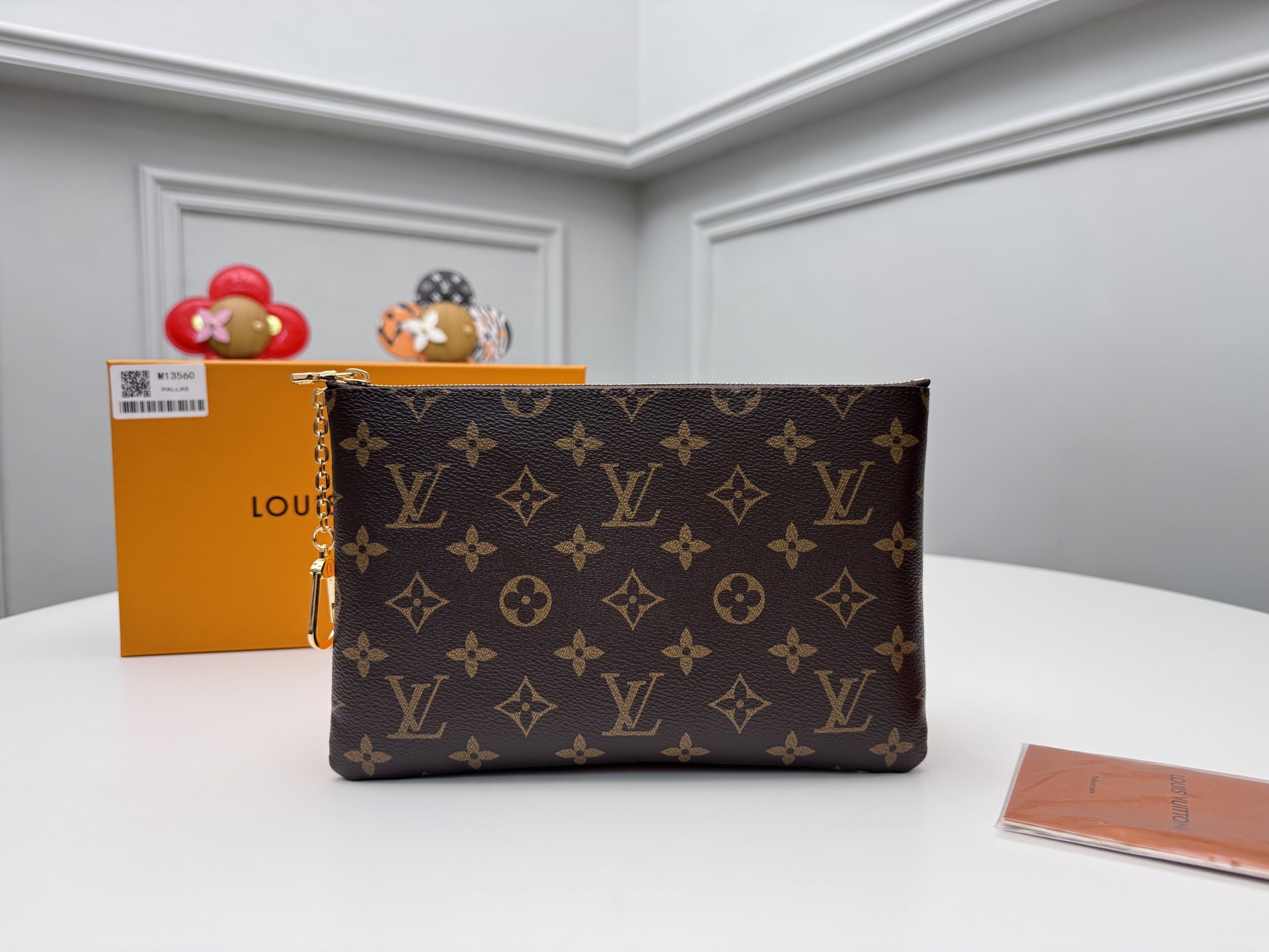 NO:671747,[Top original order] M13560 Pochette Clés medium key coin purse adds a new member to the classic series born in 1984. Monogram coated canvas creates a smooth structure, and the top zipper and chain reveal an elegant atmosphere. The portable size makes it easy to carry passports and cards with you, and can be held in the hand or placed in a handbag. Size 24x 15.5x 1 cm., LV wallet, louis vuitton, wallets19860909【顶级原单】 M13560 Pochette Clés 中号钥匙零钱包为诞生于 1984 年的经典系列再添新员.Monogram 涂层帆布塑造流畅构型,顶部拉链和链条流露优雅气息.便携尺寸令护照和卡片轻松随行,手拿或置于手袋皆宜. 尺寸24x 15.5x 1厘米.,LV钱包,louis vuitton,wallets,欧美剧