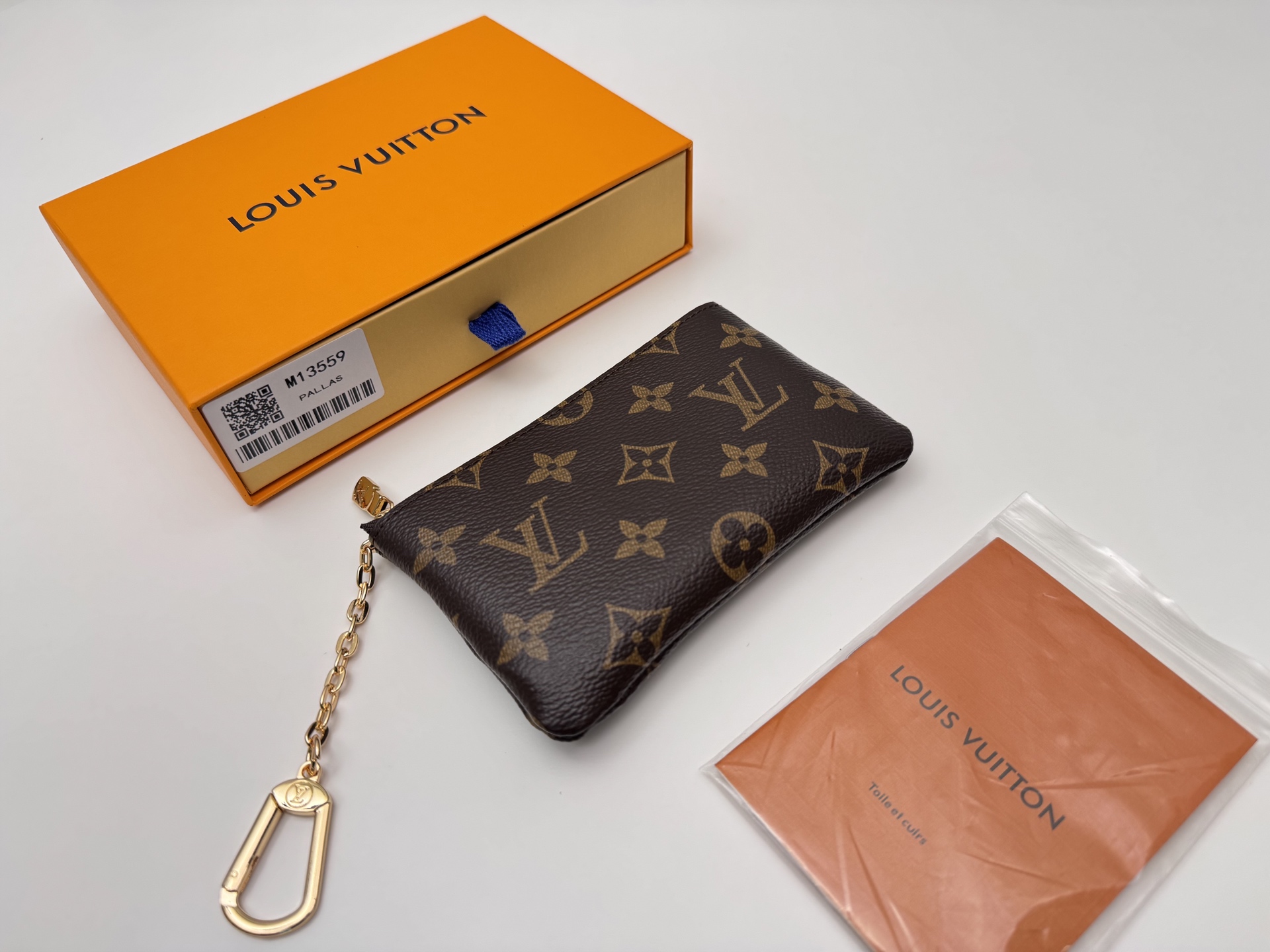 NO:671750,[Top original order] M13559 is updated to a compact version of 'Pochette-Cree' that can carry daily necessities. This is a new work in the 'Pochette-Clé' series born in 1984. Finished with a signature monolithic canvas and a glossy gold chain with a hook that can install keys. It has a zippered pocket that can safely store banknotes and coins, and a credit card slot. Dimensions: 15 x 9 x 1 cm., LV wallet, louis  vuitton,wallets19860909【顶级原单】M13559更新为可携带日常用品的紧凑版“Pochette-Cree”.这是1984年诞生的“Pochette-Clé”系列的新作.以签名单体画布完成,并配有可安装钥匙的挂钩的光泽金色链条.它有一个带拉链的口袋,可以安全地存放纸币和硬币,还有一个信用卡插槽.尺寸:15 x 9 x 1厘米.,LV钱包,louis vuitton,wallets,欧美剧