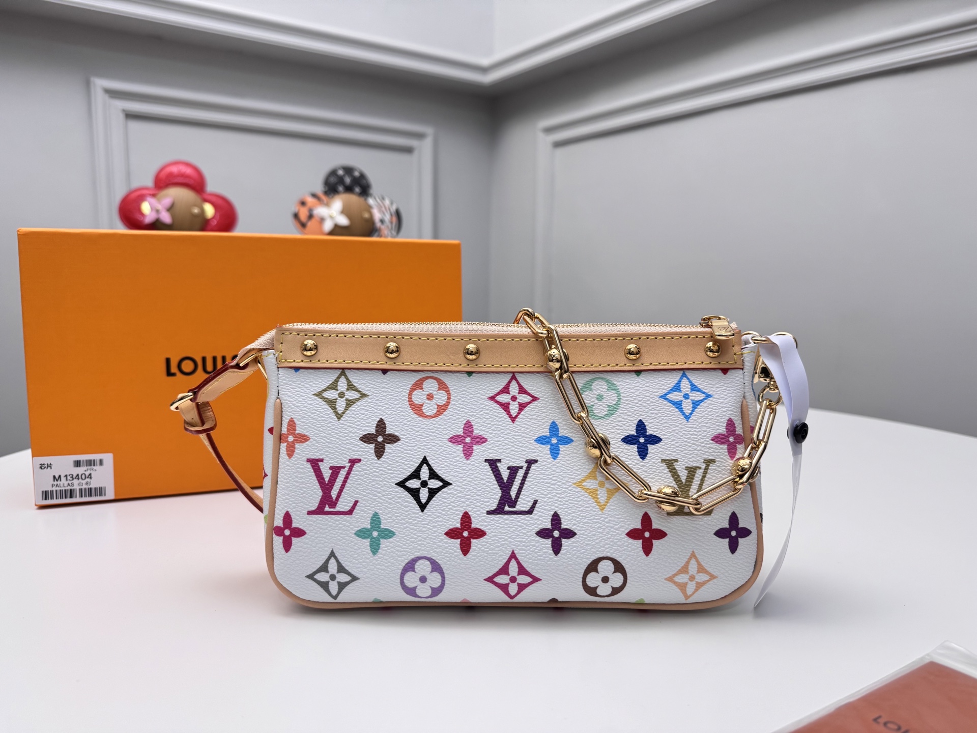 NO:671761,[Top original order] M13404 white color chip version Pochette Accessoires handbag is made of coated canvas, with colorful Monogram patterns to interpret the smart style of the Louis Vuitton  vuitton,wallets,cowhide19860909【顶级原单】M13404白彩芯片版Pochette Accessoires 手袋取材涂层帆布,以缤纷 Monogram 图案演绎路易威登 x 村上隆跨界合作系列的灵动格调.牛皮革饰边和耀目金属件点睛考究细节,可拆卸肩带和链条实现灵活背携.尺寸13 x 4 x 22厘米.,LV钱包,louis vuitton,louis vuitton,wallets,cowhide,欧美剧