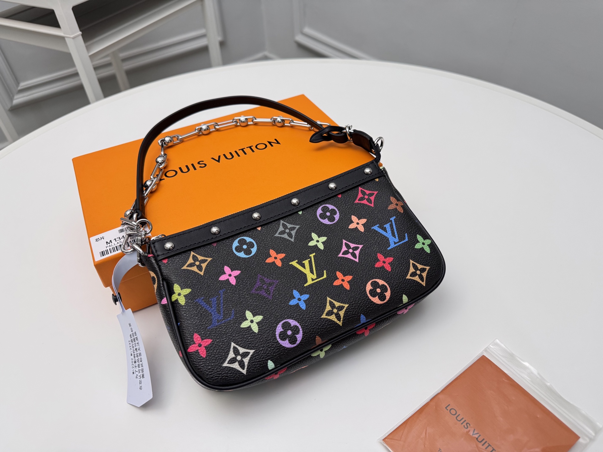NO:671764,[Top original order] M13404 black color chip version Pochette Accessoires handbag is made of coated canvas, with colorful Monogram patterns to interpret the smart style of the Louis Vuitton  vuitton,wallets,cowhide19860909【顶级原单】M13404黑彩芯片版Pochette Accessoires 手袋取材涂层帆布,以缤纷 Monogram 图案演绎路易威登 x 村上隆跨界合作系列的灵动格调.牛皮革饰边和耀目金属件点睛考究细节,可拆卸肩带和链条实现灵活背携.尺寸13 x 4 x 22厘米.,LV钱包,louis vuitton,louis vuitton,wallets,cowhide,欧美剧