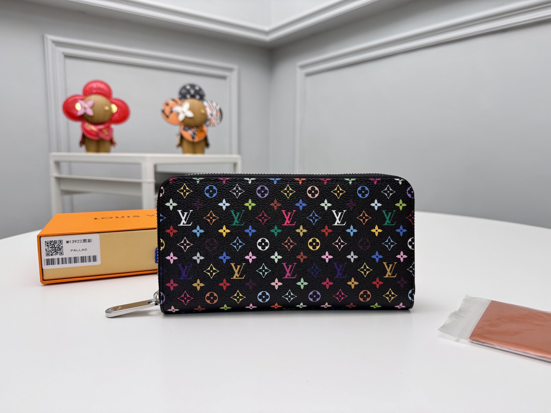 NO:671991,[Top original order] M13922 is a classic model of the LxMurakami series in black color, and the Monogram pattern is reinterpreted in artist Takashi Murakami's iconic rainbow tones. The Monogram is equipped with a dedicated pocket for smartphones, and can also accommodate keys, passports, credit cards and cash. It can easily store personal essentials and is a perfect travel companion. Size: 19×10cm., LV wallet, louis vuitton, wallets19860909【顶级原单】M13922黑彩LxMurakami系列的经典款、並幻谧以彩用藝術家村上隆标志性的彩虹色调重新演绎的Monogram图案,Monogram配有智能手机专用口袋,另可容纳钥匙、护照、信用卡与现金.轻松收纳个人必备用品,完美的旅行伴侣.尺寸:19×10cm.,LV钱包,louis vuitton,wallets,欧美剧