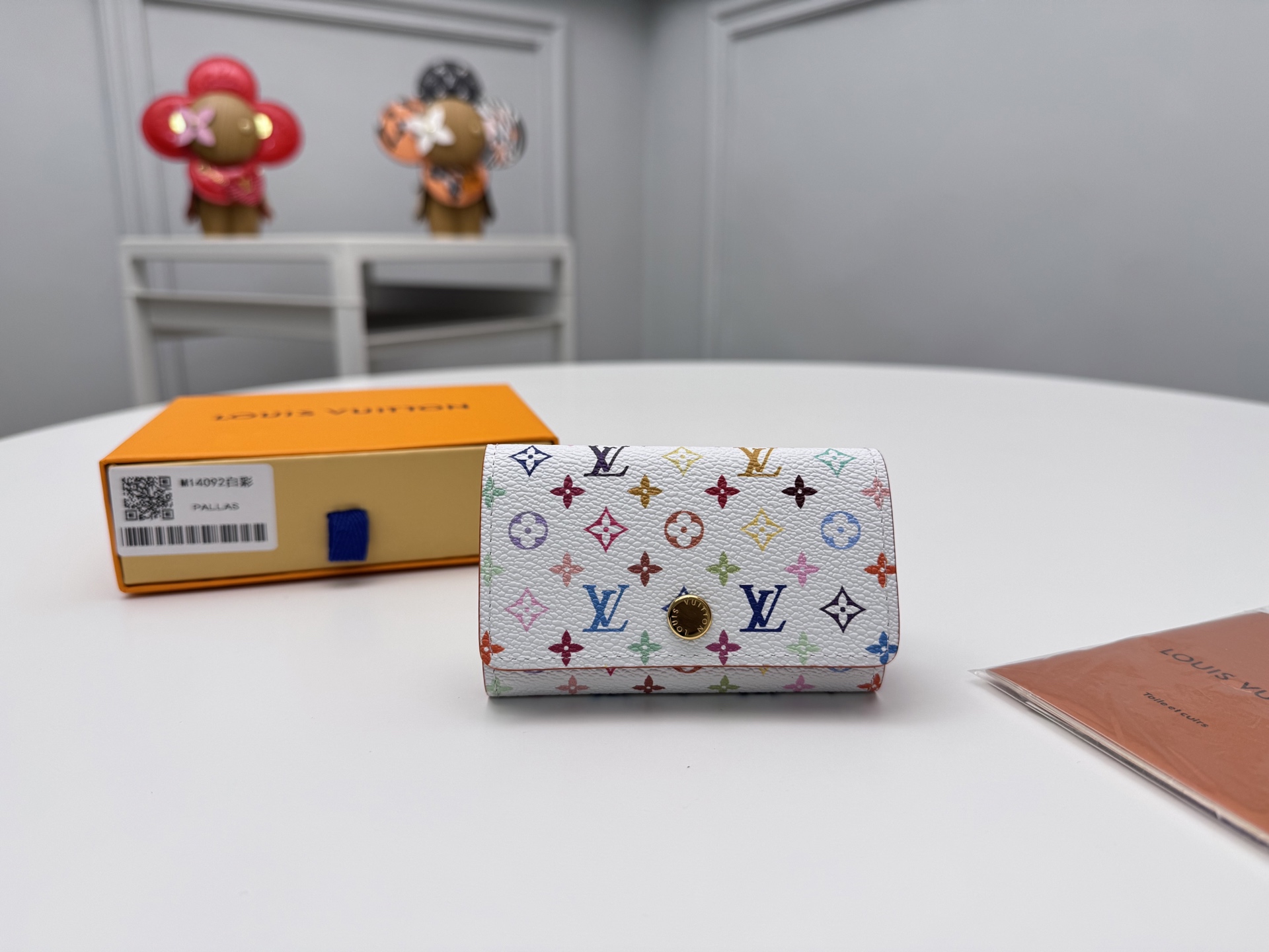 NO:671988,[Top original order] M14092 white color is suitable for the re-edition of the 'Louis Vuitton  vuitton,louis vuitton,wallets19860909【顶级原单】M14092白彩与“路易威登×村上隆”系列的重新版相称,从这位日本艺术家活泼的感性中获得灵感的“LV × TM Multicle 6”.用充满玩心的彩虹色字母图案帆布完成.整齐地装进包和口袋的光滑造型也很有魅力.内侧配有最多可以安装6把钥匙的钩子.金色的卡扣开合式.尺寸12×7×2cm.,LV钱包,louis vuitton,louis vuitton,wallets,欧美剧