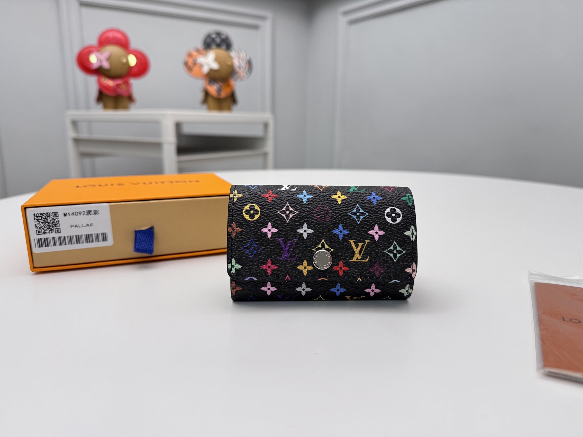 NO:671984,[Top original order] M14092 black color is suitable for the re-edition of the 'Louis Vuitton  vuitton,louis vuitton,wallets19860909【顶级原单】M14092黑彩与“路易威登×村上隆”系列的重新版相称,从这位日本艺术家活泼的感性中获得灵感的“LV × TM Multicle 6”.用充满玩心的彩虹色字母图案帆布完成.整齐地装进包和口袋的光滑造型也很有魅力.内侧配有最多可以安装6把钥匙的钩子.金色的卡扣开合式.尺寸12×7×2cm.,LV钱包,louis vuitton,louis vuitton,wallets,欧美剧