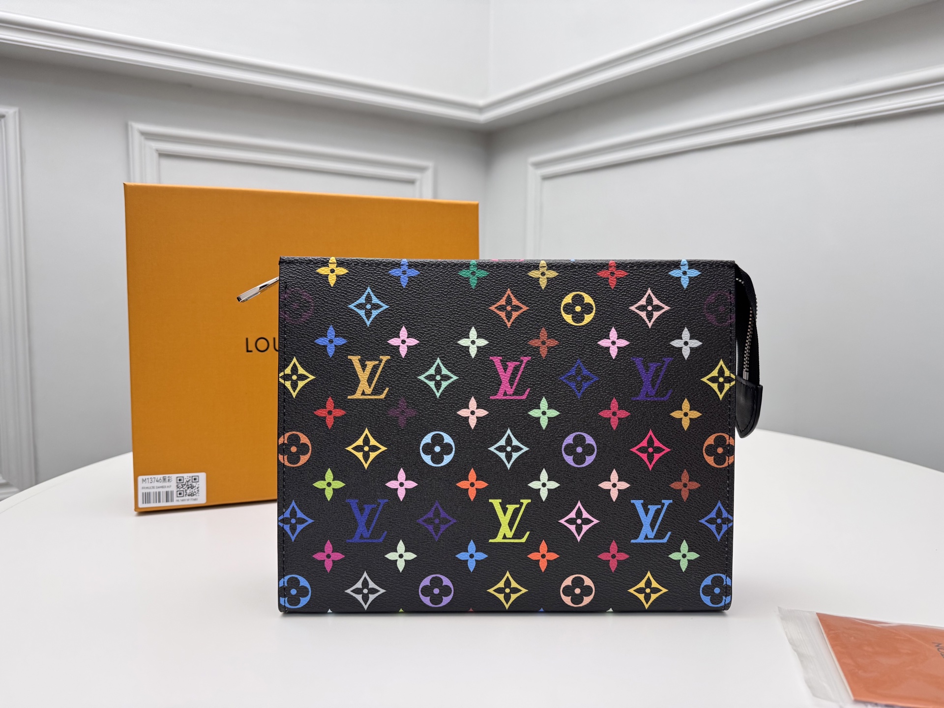 NO:671738,[Top original order] M13746 black color Takashi Murakami Monogram canvas cosmetic case, with spacious interior and crotch-style design on both sides, which is convenient for accessing items and can be easily put into a handbag. Monogram canvas gold metal zipper opening and closing, washable lining. Size 25×20×5.5cm, LV wallet, louis vuitton, wallets, cosmetic bags & cases19860909【顶级原单】M13746黑彩村上隆Monogram帆布化妆盒,内部空间宽敞,两侧采用接裆式设计,方便取放物品,可将它轻而易举地放进手袋中.Monogram帆布金色金属拉链开合可水洗内衬.尺寸25×20×5.5cm,LV钱包,louis vuitton,wallets,cosmetic bags & cases,欧美剧