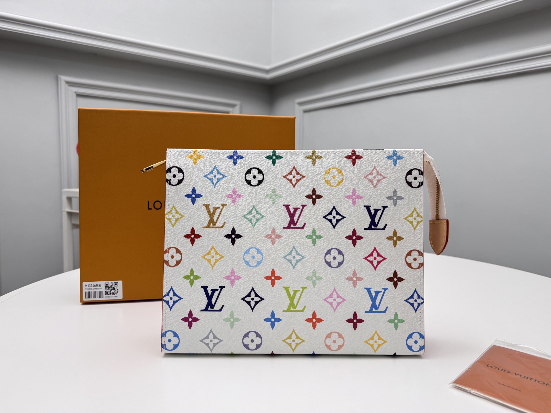 NO:671736,[Top original order] M13746 white color Takashi Murakami Monogram canvas cosmetic case, with spacious interior and crotch-style design on both sides, which is convenient for accessing items and can be easily put into a handbag. Monogram canvas gold metal zipper opening and closing, washable lining. Size 25×20×5.5cm, LV wallet, louis vuitton, wallets, cosmetic bags & cases19860909【顶级原单】M13746白彩村上隆Monogram帆布化妆盒,内部空间宽敞,两侧采用接裆式设计,方便取放物品,可将它轻而易举地放进手袋中.Monogram帆布金色金属拉链开合可水洗内衬.尺寸25×20×5.5cm,LV钱包,louis vuitton,wallets,cosmetic bags & cases,欧美剧