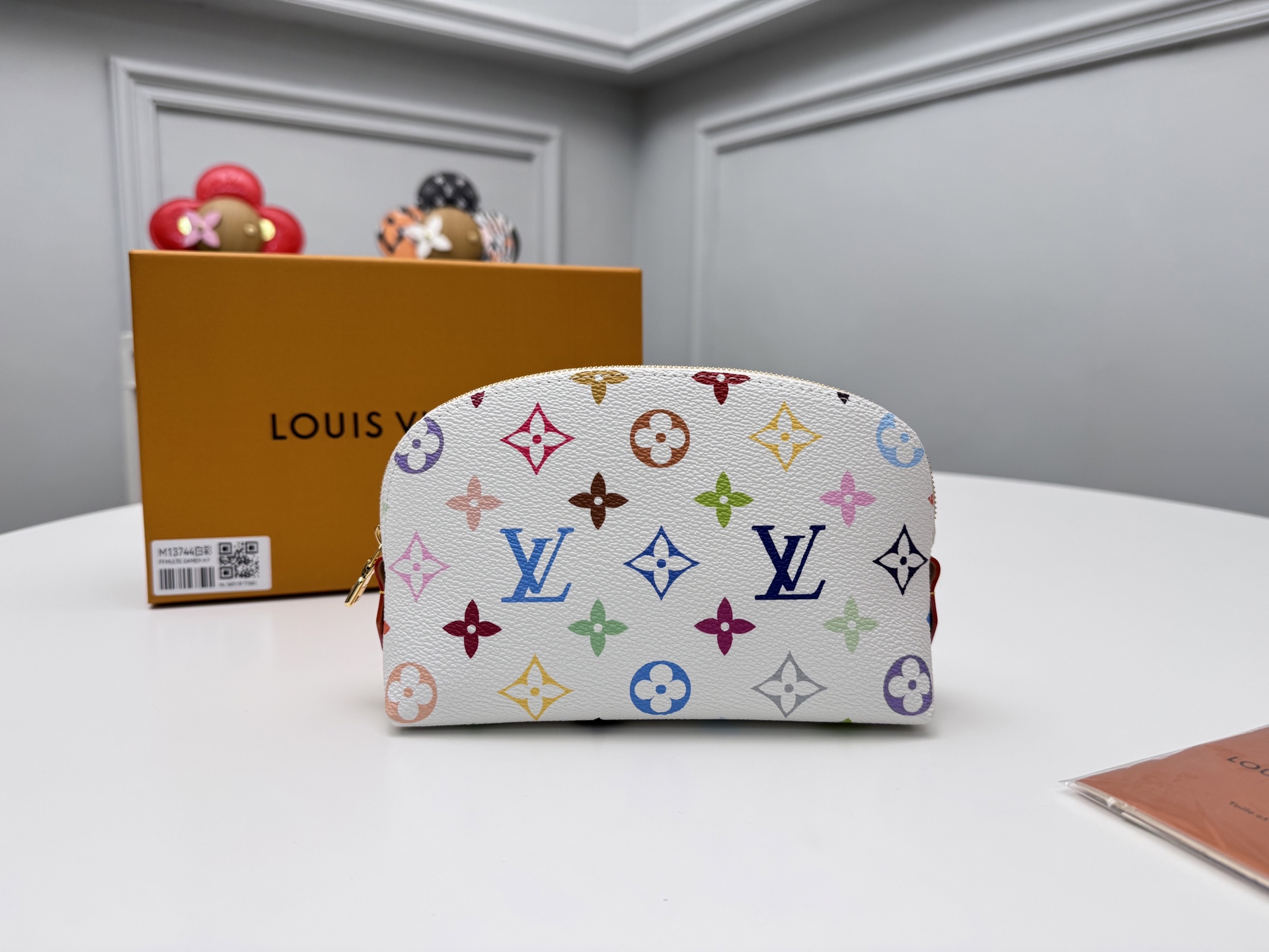 NO:671741,[Top Original Order] M13744 White Cosmetic Bag This Monogram print is interpreted in 33 colorful colors. The white tricolor jointly launched by Takashi Murakami and LV in 2025. The black tricolor is launched in twelve pieces and is popular around the world. It is loved by celebrities and celebrities. It is lively, innocent and friendly. Size 19x12x6cm., LV wallet, louis vuitton, wallets, cosmetic bags & cases19860909【顶级原单】M13744白彩化妆包 本款Monogram印花以33种缤纷的色彩演绎 2025村上隆和lv联名推出的白三彩 黑三彩推出十二截火爆全球深受明星名人喜欢 活泼童真又亲切.尺寸19x12x6cm.,LV钱包,louis vuitton,wallets,cosmetic bags & cases,欧美剧