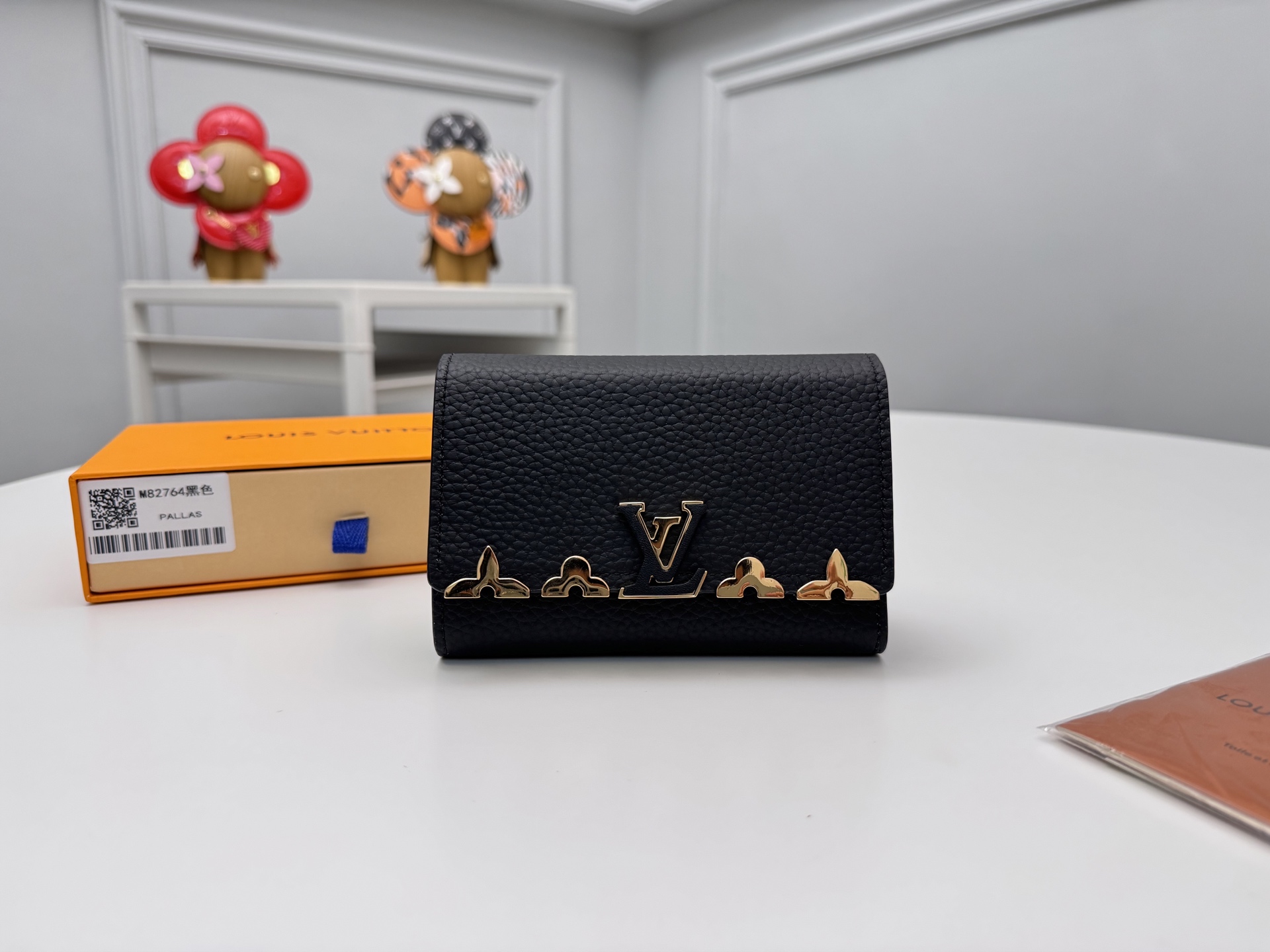 NO:671748,[Top original order] M82764 black 'Portefeuille Capsine Compact' that combines style and practicality. A small wallet made of full-grain soft triangular leather. It has 8 card slots, a zippered coin purse, a bill pocket, and 2 flat pockets. The letter-shaped buckle that protects the items inside is also very attractive. Size 13.5×9.5×3cm., LV wallet, louis vuitton, wallets19860909【顶级原单】M82764黑兼具风格和实用性的“Portefeuille Capsine Compact”.全粒柔软的三角皮革打造的小钱包,有8个卡槽,拉链零钱包,纸币口袋,2个平口袋.保护里面物品安全的字母的扣子型扣子也很有魅力.尺寸13.5×9.5×3cm.,LV钱包,louis vuitton,wallets,欧美剧