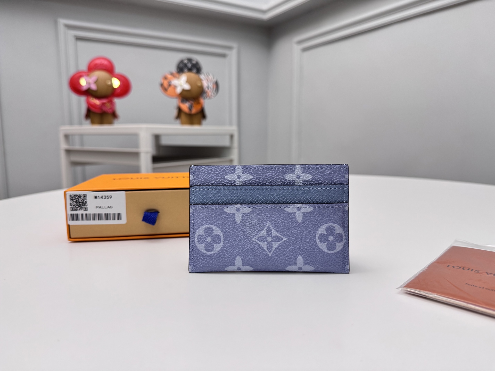 NO:672098,[Top Original Order] M14359 Blue This card holder made of new Monogram Eclipse coated canvas material is beautiful and fashionable in style. It is compact and can be easily put into your pocket. It is equipped with a central pocket and four slots, which can store credit cards, plane and bus tickets, and business cards. Size: 11.0x 7.0x 0.6., LV wallet, louis vuitton, wallets19860909【顶级原单】M14359蓝 此款采用全新Monogram Eclipse涂层帆布材质的卡片夹风格靓丽而时髦,体积小巧,可轻松收入口袋中.配有中央口袋与四个插槽,可存放信用卡、飞机与车船票以及名片.尺寸:11.0x 7.0x 0.6 .,LV钱包,louis vuitton,wallets,欧美剧