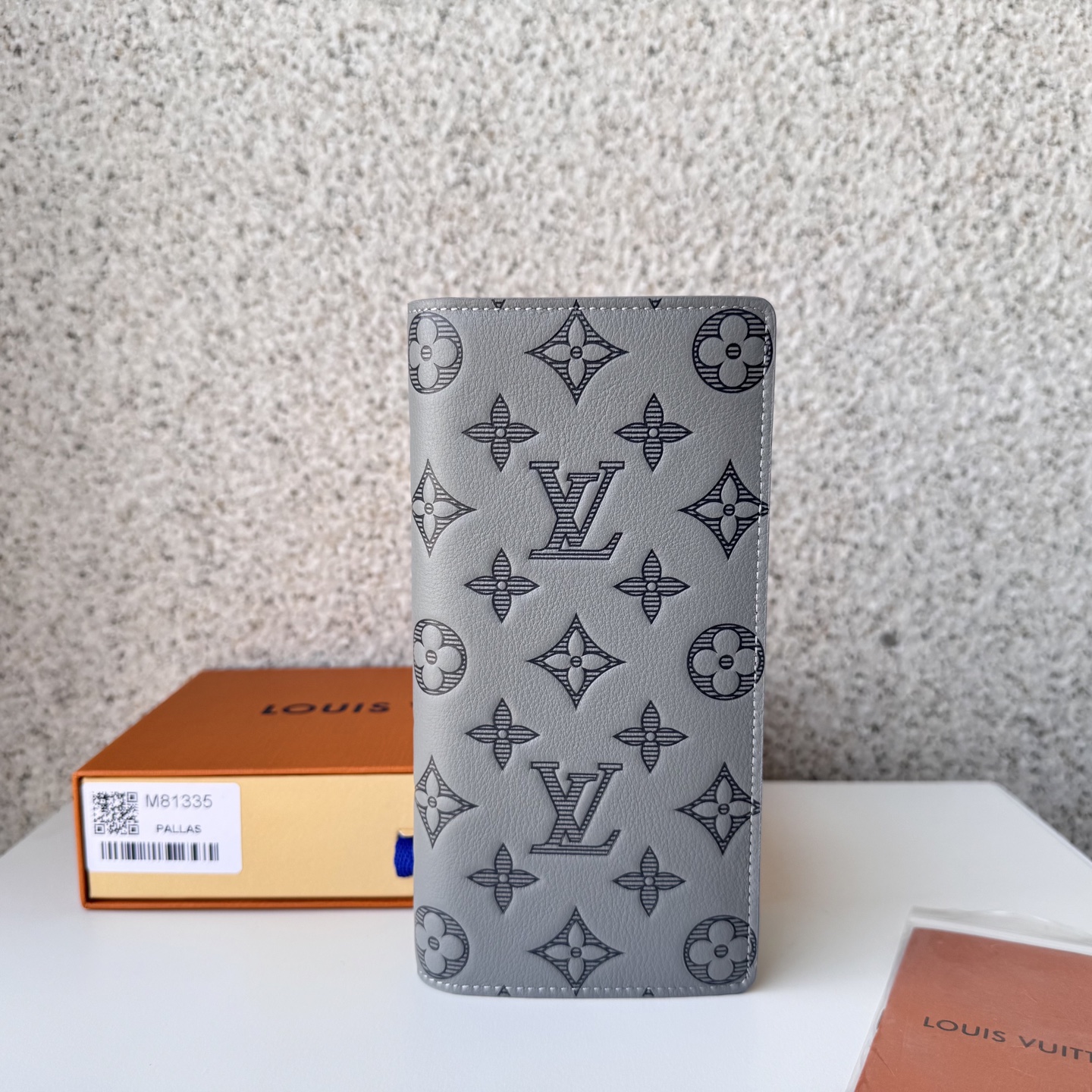 NO:672094,[Top original order] M81335 gray Brazza wallet is made of Monogram Shadow leather to stretch out the tough atmosphere. The soft cow leather is embossed with Louis Vuitton's iconic Monogram pattern. The compartments, coin pocket and card compartment can accommodate banknotes and receipts. Size 10.0 x 19.0 x 2.0 cm., LV wallet, louis vuitton, louis vuitton, wallets, cowhide19860909【顶级原单】M81335灰本款 Brazza 钱夹以 Monogram Shadow 皮革舒展硬朗气息.舒柔牛皮革压印路易威登标志性 Monogram 图案,隔层、零钱袋和卡片夹层可容纳纸钞和票据.尺寸10.0 x 19.0 x 2.0 厘米 .,LV钱包,louis vuitton,louis vuitton,wallets,cowhide,欧美剧