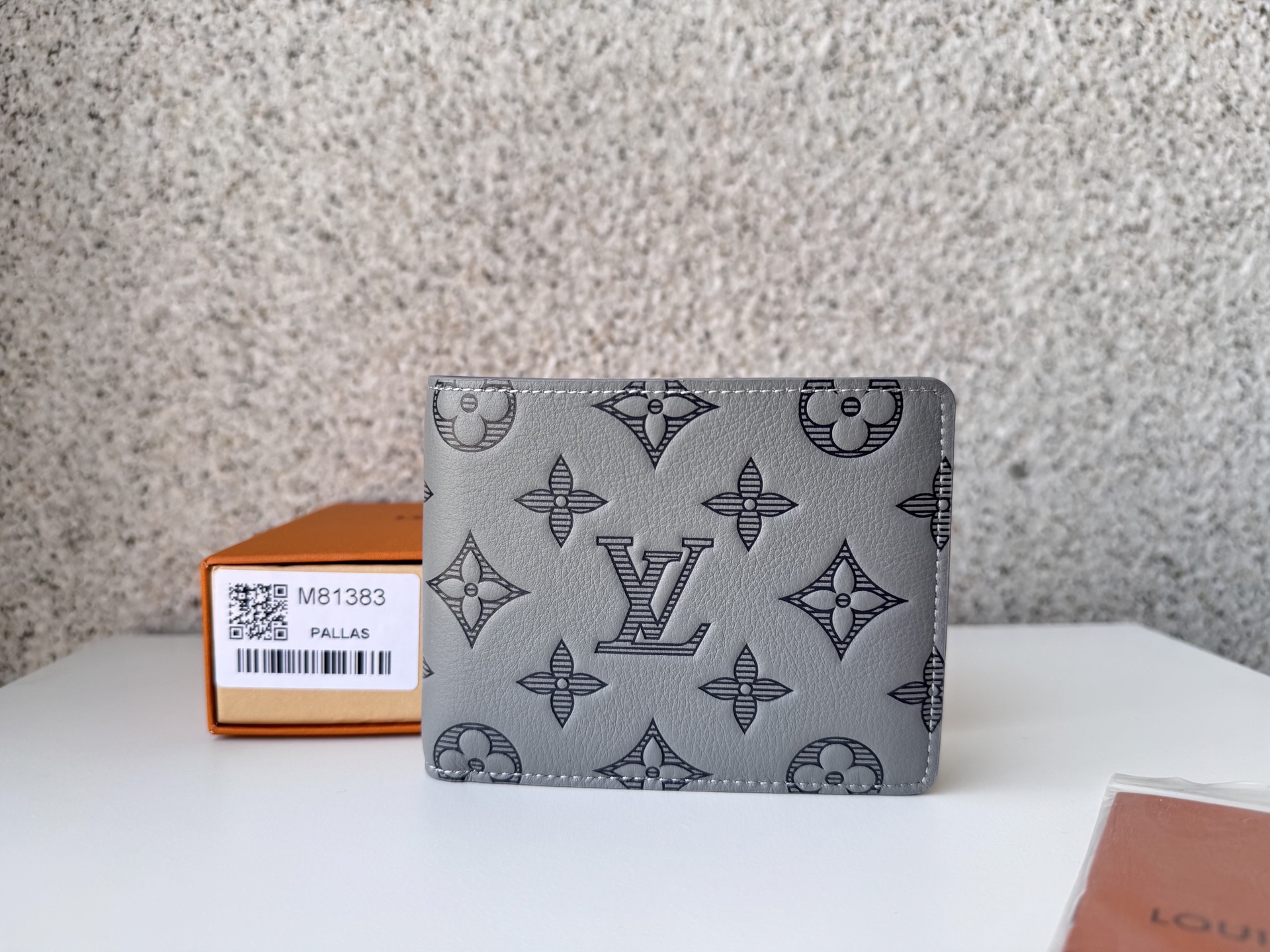 NO:672092,[Top original order] M81383 gray Multiple wallet is made of Monogram Shadow leather to show its classic heritage. The delicate cow leather is embossed with the iconic Monogram pattern, and the pockets, compartments and card compartments are rich in functional design. Size 11.5 x 9.0 x 1.5.., LV wallet, louis vuitton, wallets, cowhide19860909【顶级原单】M81383灰Multiple 钱夹以 Monogram Shadow 皮革流露经典底蕴.细腻牛皮革压印标志性 Monogram 图案,口袋、隔层和卡片夹层丰富功能设计.尺寸11.5 x 9.0 x 1.5 ..,LV钱包,louis vuitton,wallets,cowhide,欧美剧