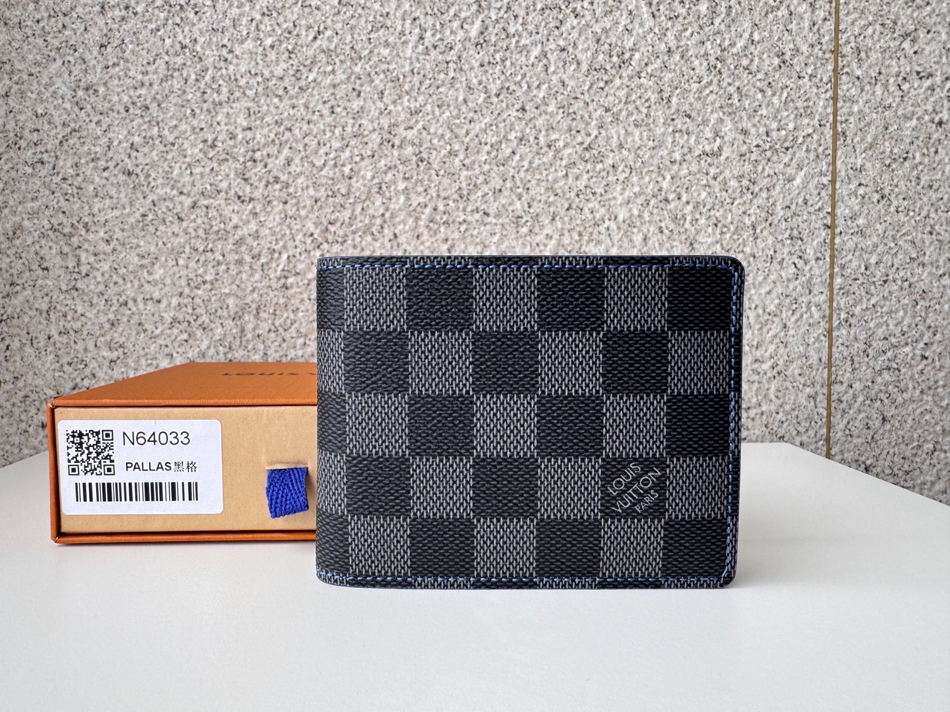 NO:672355,[Top original order] M64033 Heiglan!  SLENDER ID WALLET Made of smooth Taiga leather, this wallet is small and slim. It can accommodate daily essentials, but can be easily stored in the front or back pocket of clothing. This wallet has a transparent compartment for ID. 11.0 x 8.5 x 1.0 cm., LV wallet, louis vuitton, wallets19860909【顶级原单】M64033黑格兰！ SLENDER ID 钱夹 这款以光滑Taiga皮革打造的钱包小巧而纤薄,可容纳日常随身物,却又能轻易收纳入衣物前口袋或后口袋.这款钱包设有装ID的透明夹层.11.0 x 8.5 x 1.0 cm .,LV钱包,louis vuitton,wallets,欧美剧