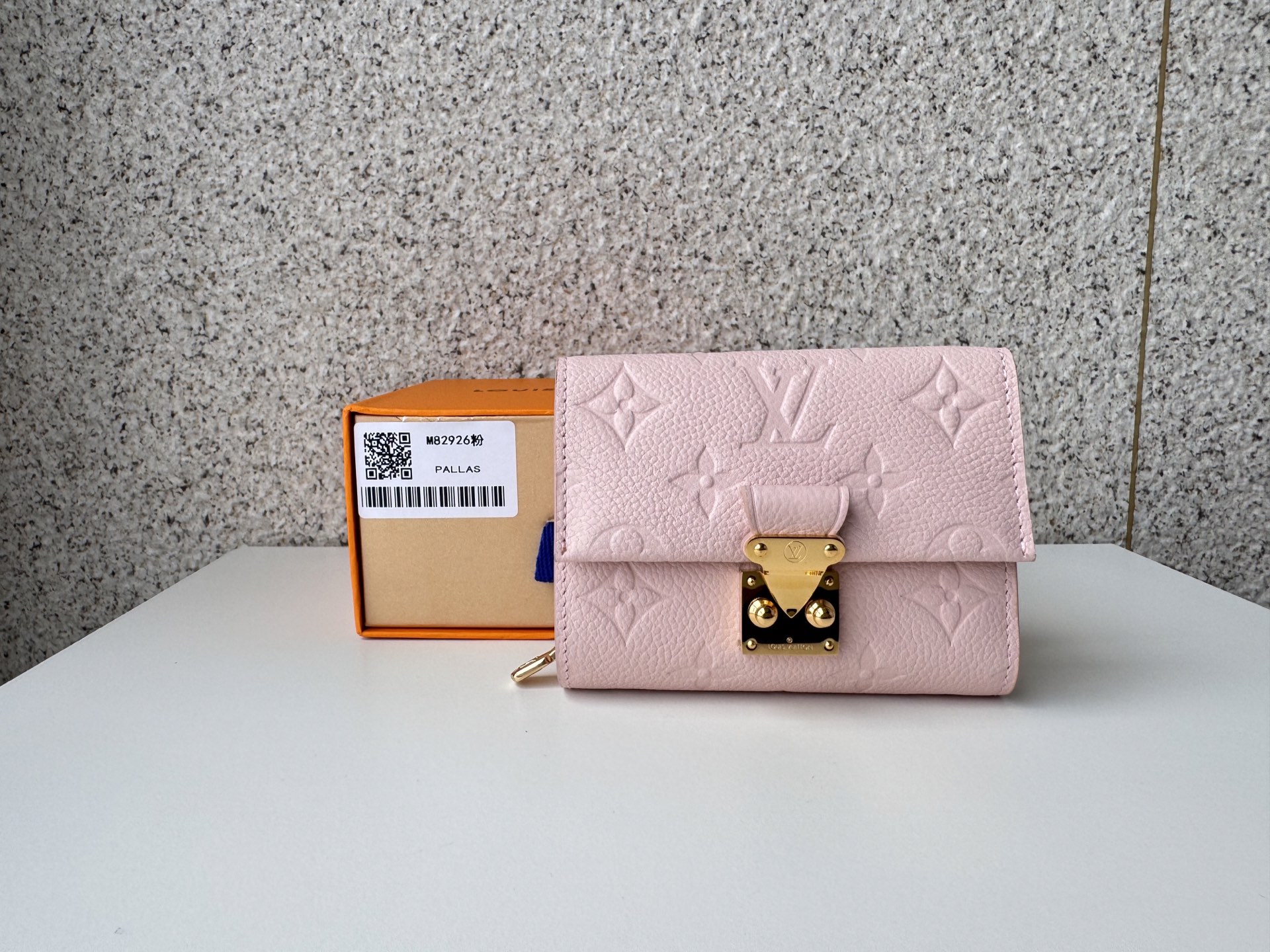 NO:672280,[Top Original Order] M82926 pink Métis short wallet, inspired by the Métis leather goods series, is embossed with the classic Monogram pattern on soft Monogram Empreinte leather. The pocket-sized S-lock lock secures the flap, continuing the classic Louis Vuitton hard case elements. The elegant structure has ample space inside, with a zippered accordion coin pocket, patch pocket and card compartment. Size 11.5×8.5×4cm., LV wallet, louis  vuitton,louis vuitton,wallets19860909【顶级原单】 M82926粉色Métis 短款钱夹 承袭 Métis 皮具系列灵感,为柔软 Monogram Empreinte 皮革压印经典 Monogram 图案.袖珍 S-lock 锁扣固定翻盖,延续路易威登经典硬箱元素.雅致构型内藏充裕空间,设有拉链风琴零钱袋、贴袋和卡片夹层.尺寸11.5×8.5×4cm.,LV钱包,louis vuitton,louis vuitton,wallets,欧美剧
